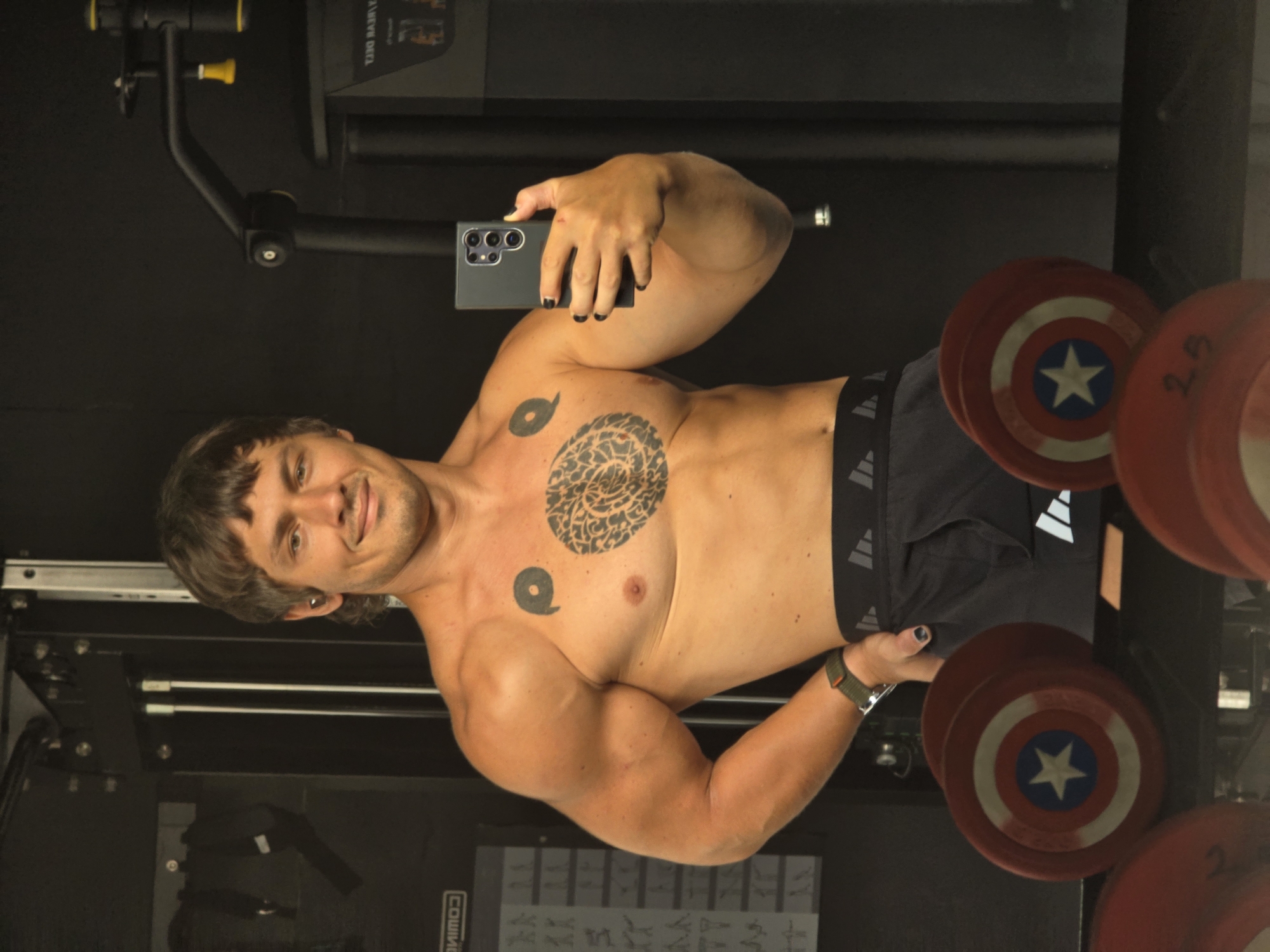 Man takes gym selfie with Captain America themed weights