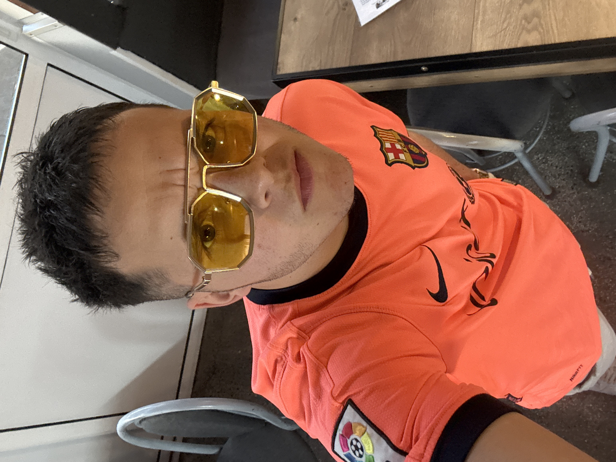 Man in Barcelona jersey relaxes, takes selfies in Kostinbrod
