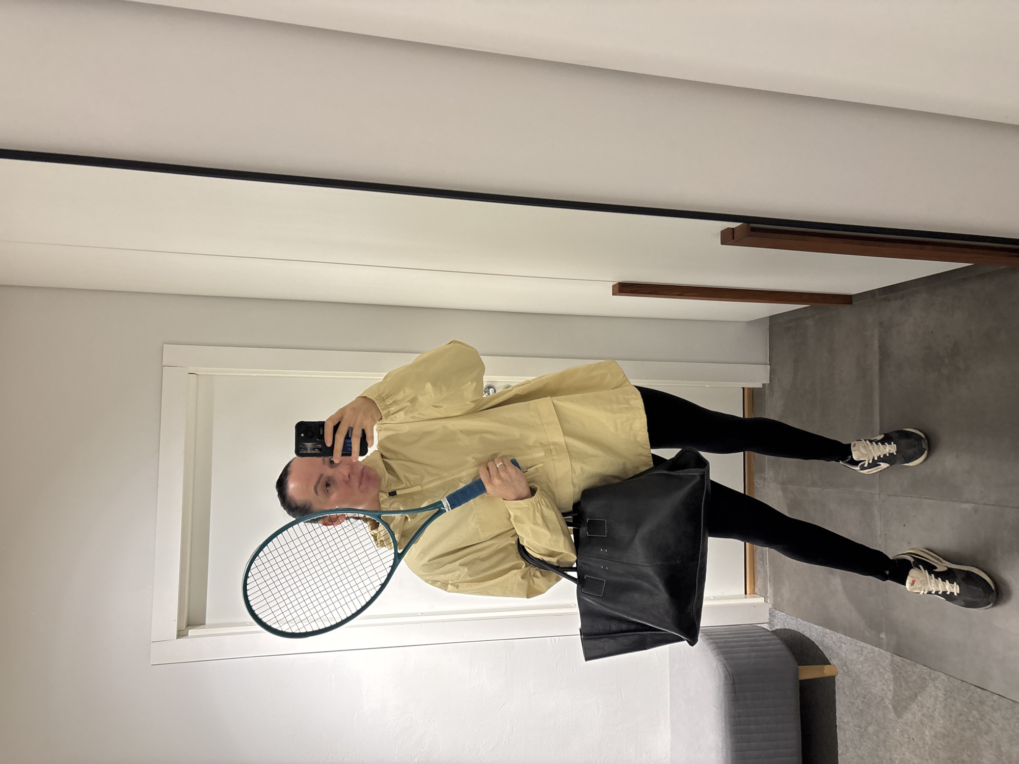 Tennis player takes mirror selfies in Chaikovsky dressing room