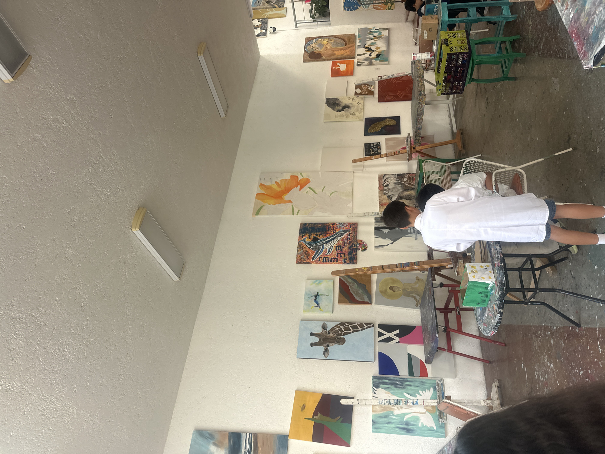 Child visits artist studio in San Bernardino Tlaxcalancingo