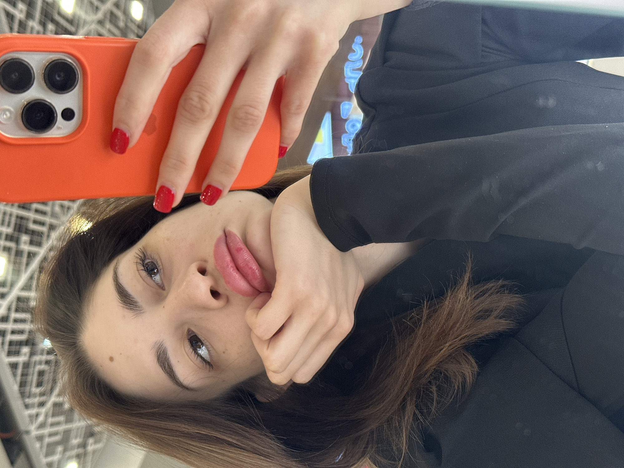 Woman takes shopping mall selfies across Yekaterinburg venues