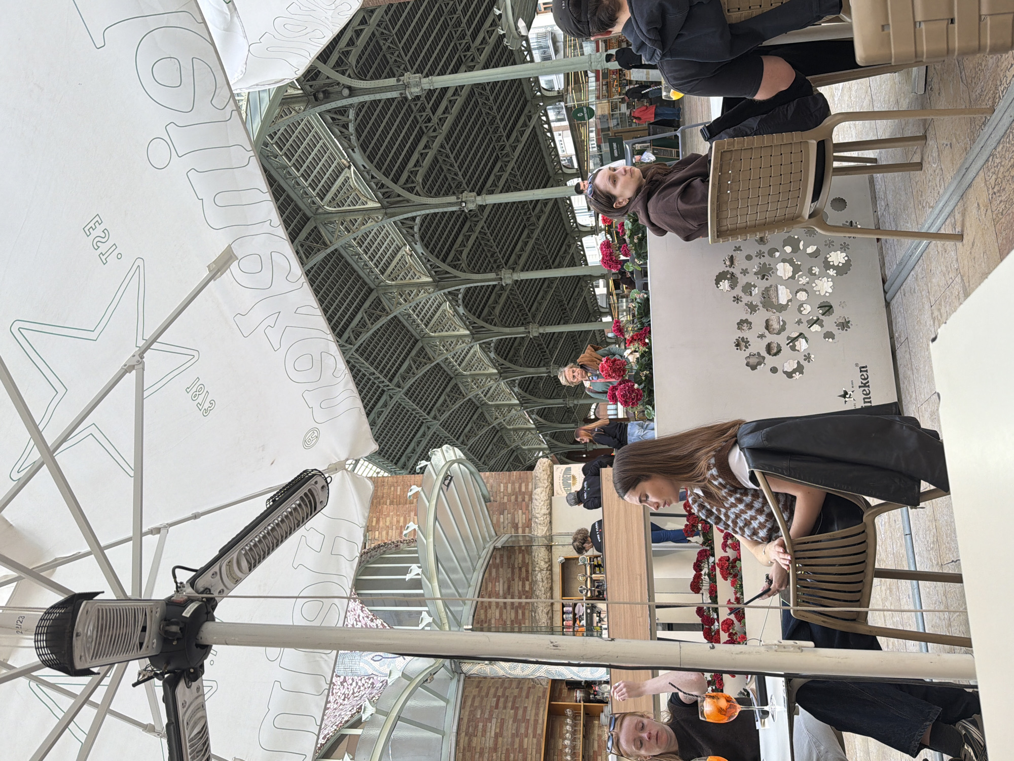 Afternoon cafe scene in Valencia draws social diners