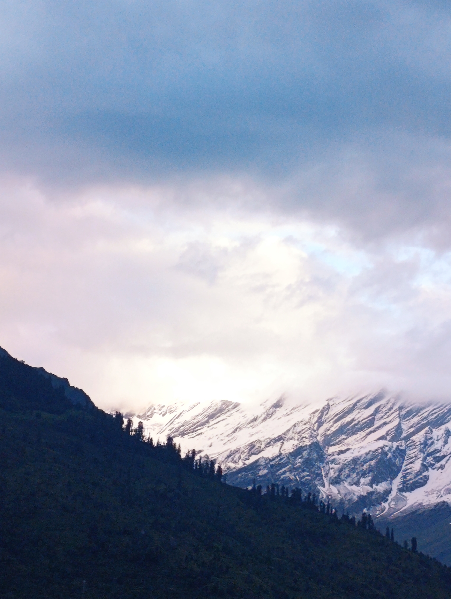 Mountain photography session captures Himalayan peaks in Vashisht