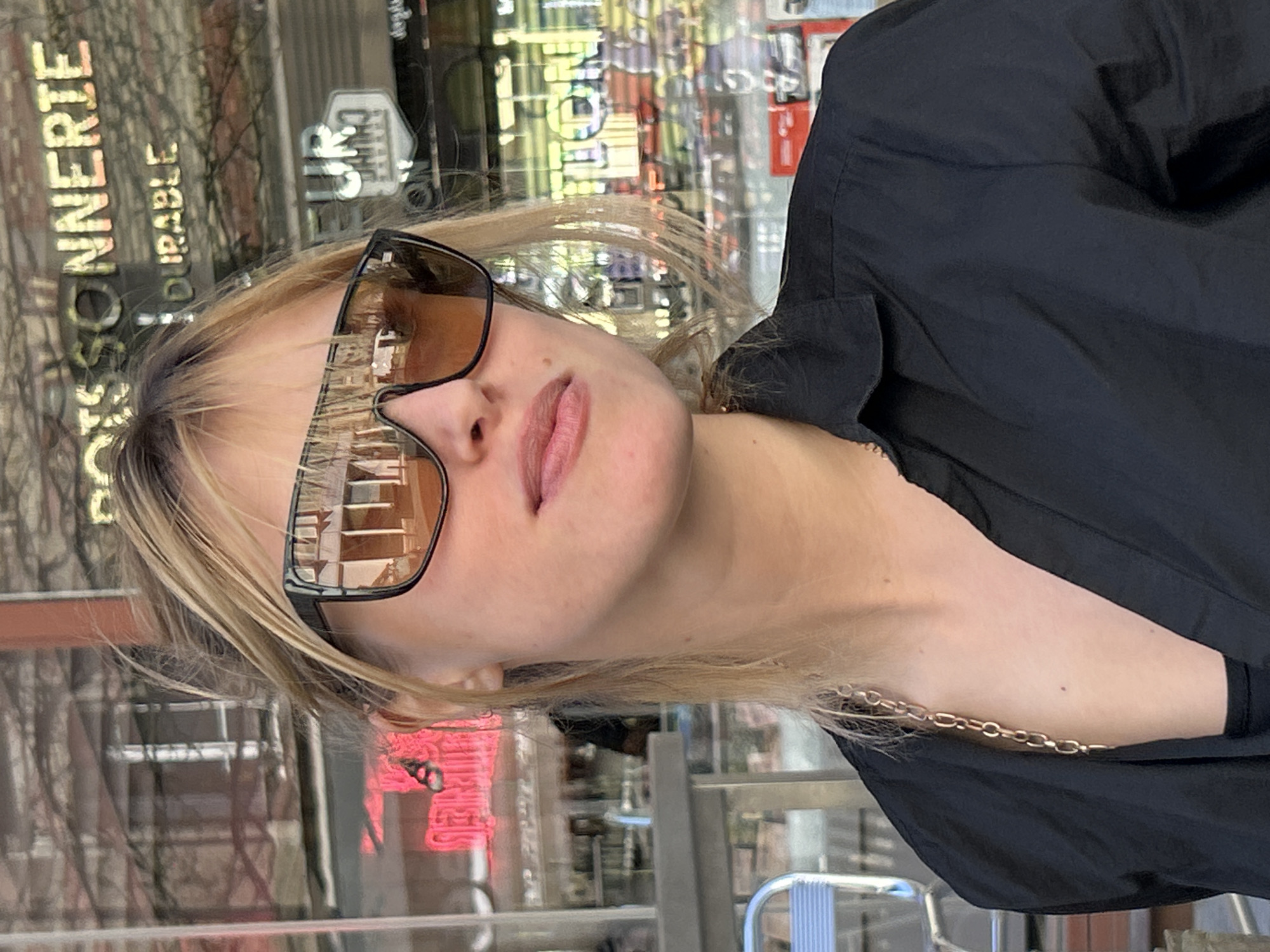 Outdoor seafood lunch documented at Pantin restaurant