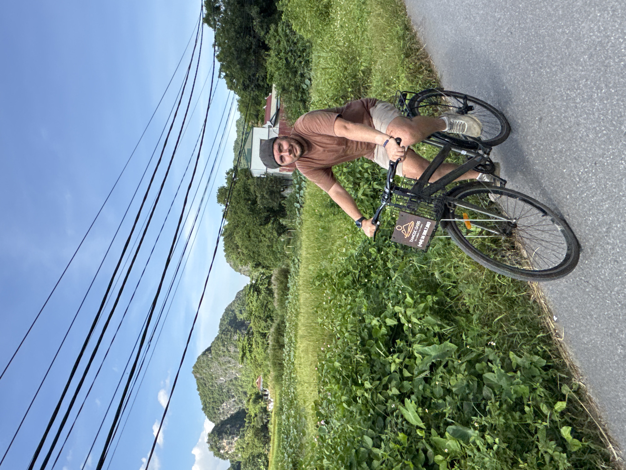Morning traffic flows through scenic Nam Hoa Lư Ward, Vietnam
