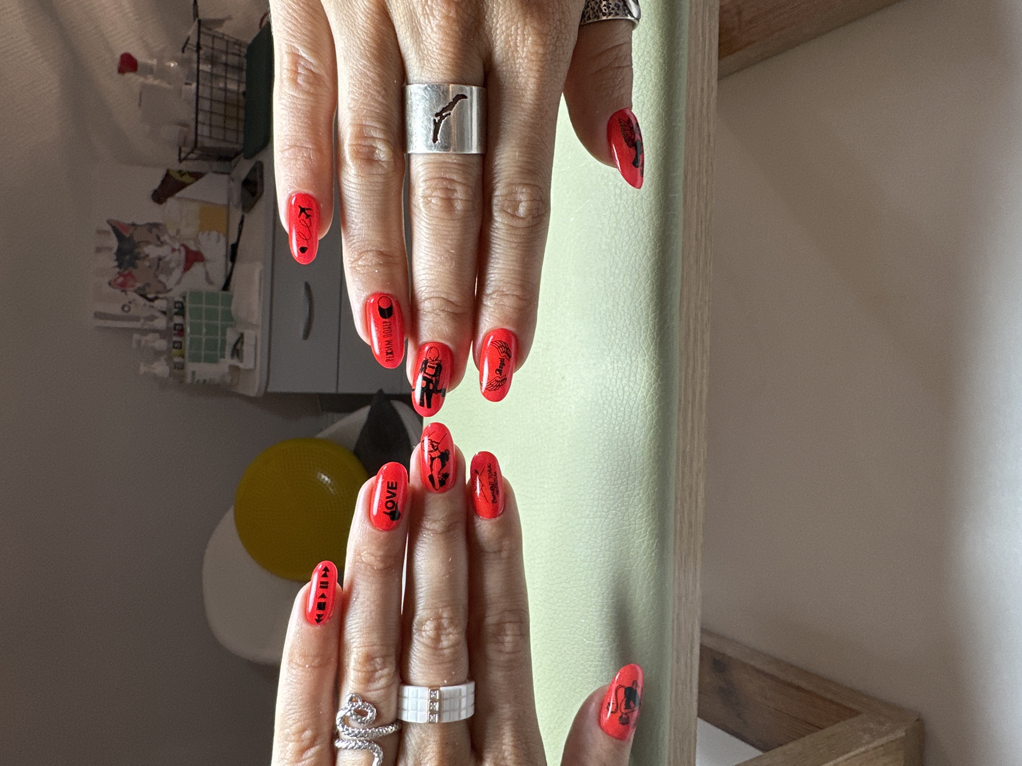 Nail art close-ups and selfies from a Vladimir apartment