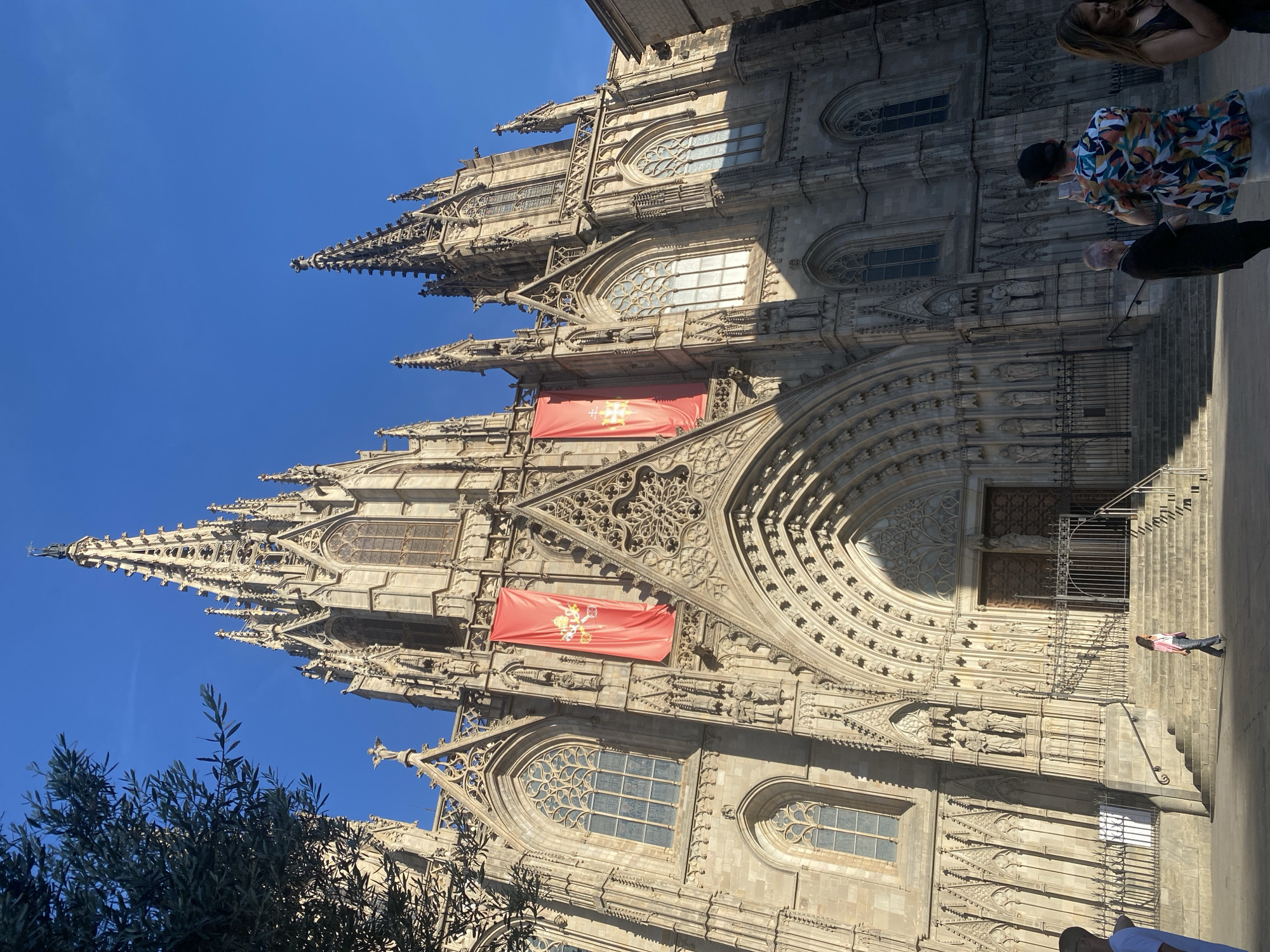 Street performers draw crowds in Barcelona's Gothic Quarter