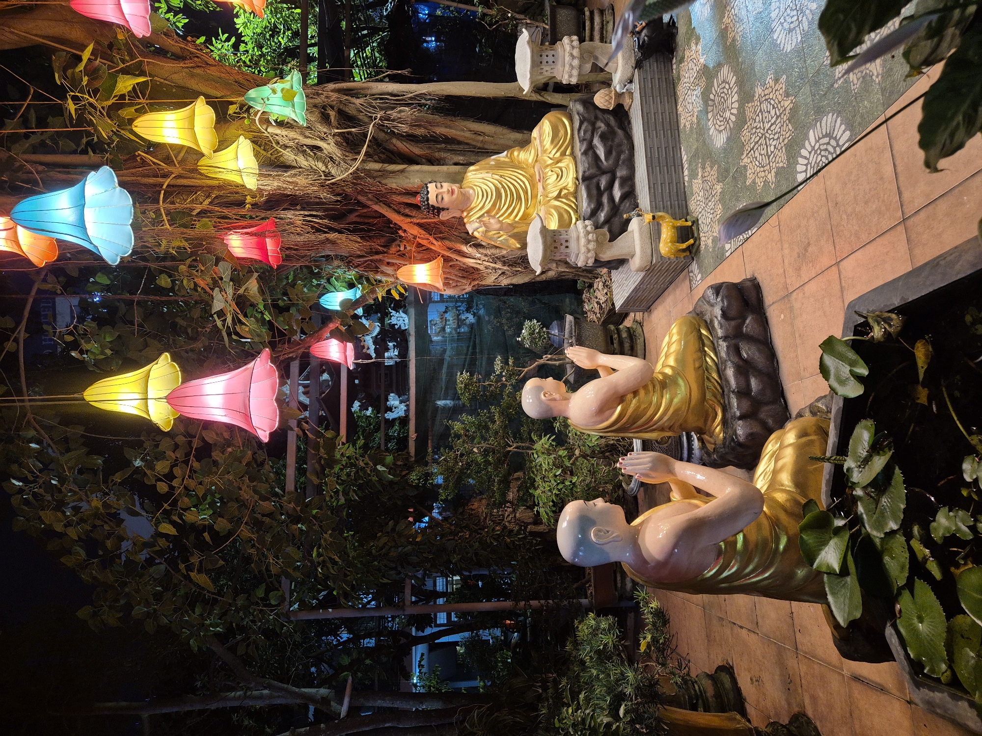 Evening temple visits and beach walks documented in Đà Nẵng