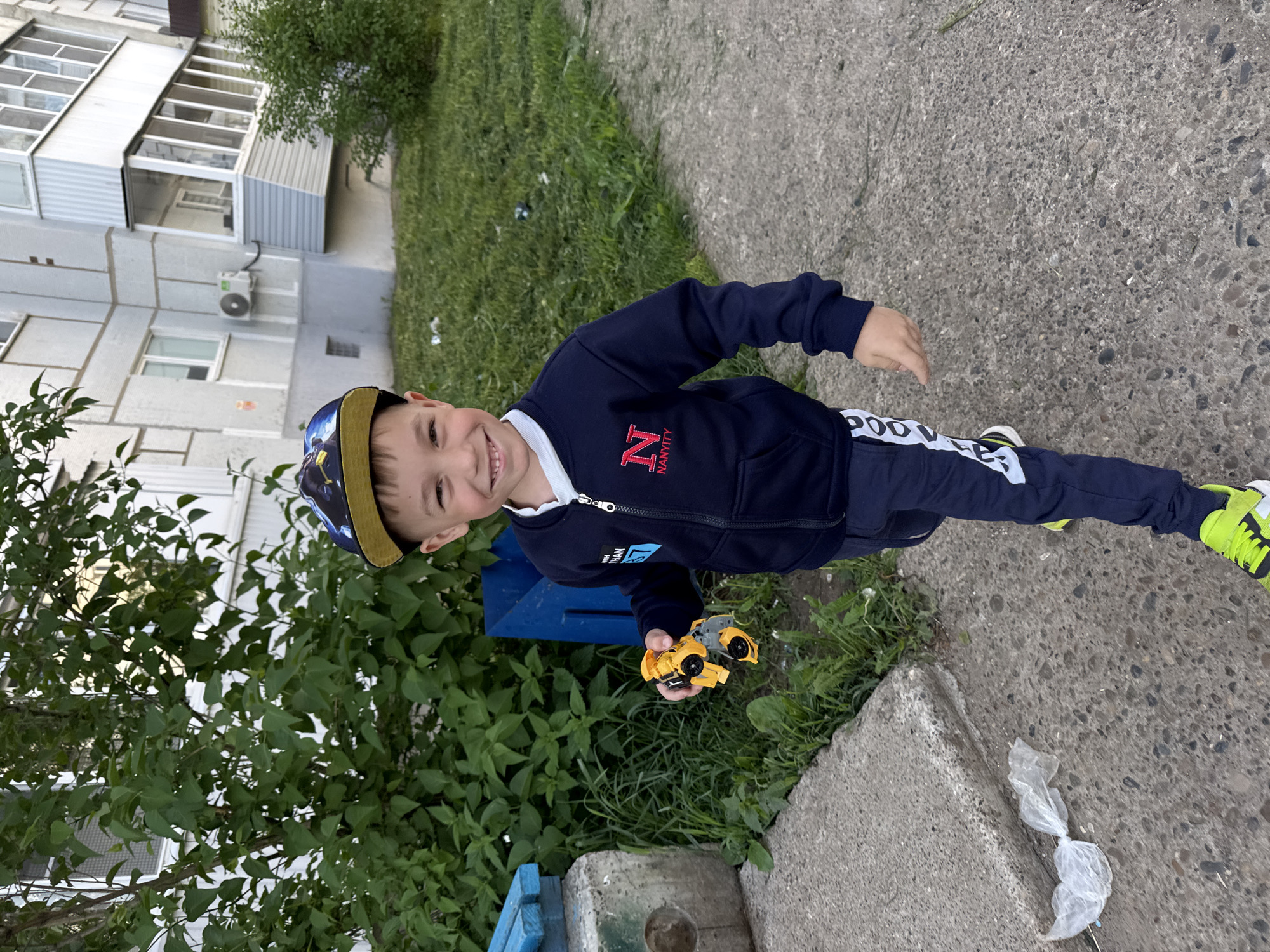 Early morning moments captured in Chaikovsky: child, coffee, poppies