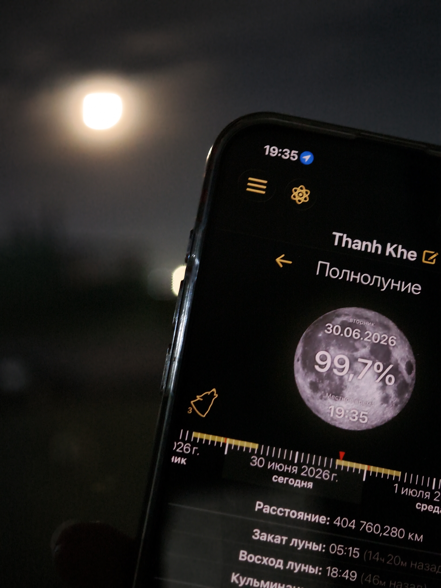 Full moon rises over Đà Nẵng rooftops, tracked live on a lunar app