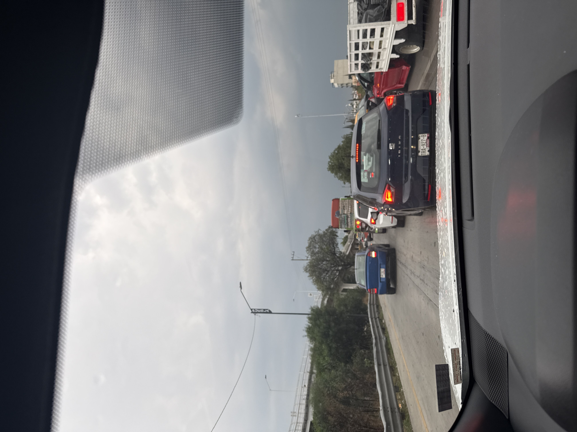 Traffic jam with tow truck in San Bernardino Tlaxcalancingo