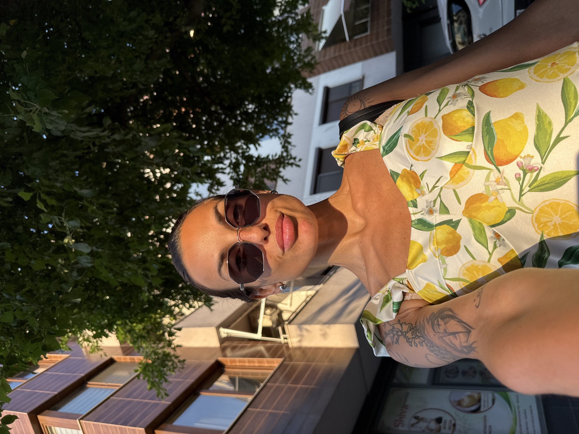 Afternoon selfies in Pleven, lemon dress and roses
