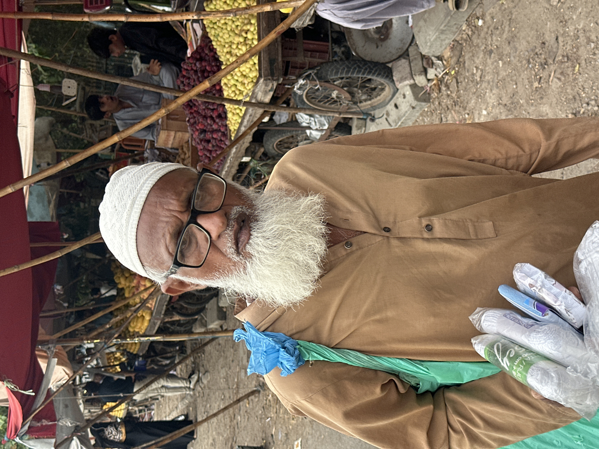 Everyday life across Karachi's busy streets and markets