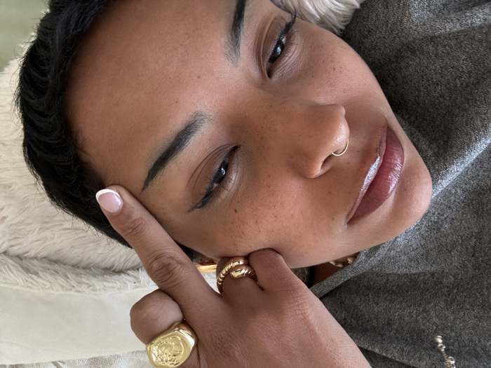 Person poses with raised finger in Mexico City