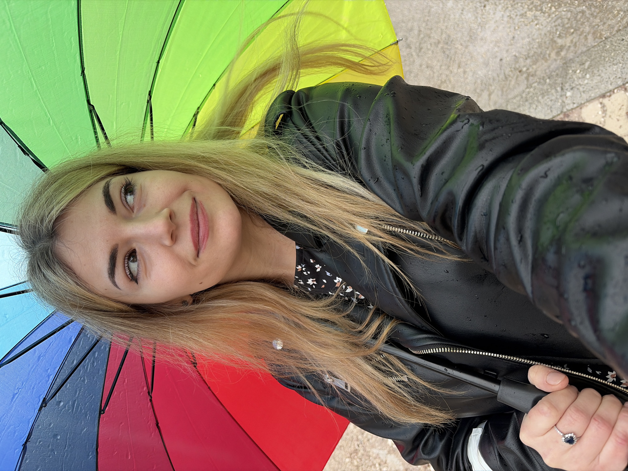 Woman documents morning routine through selfies in Budva