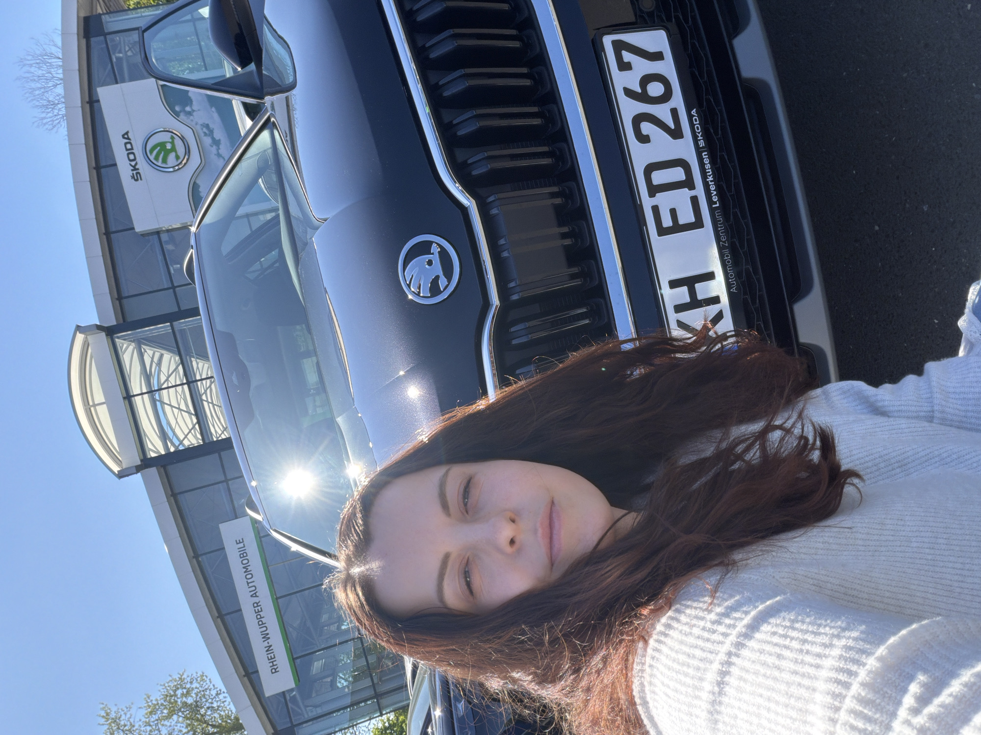 Customer purchases new Škoda vehicle at Leverkusen dealership
