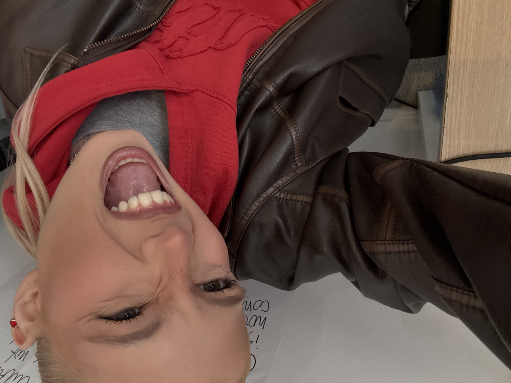 Expressive moment captured in upside-down photo in Antwerp