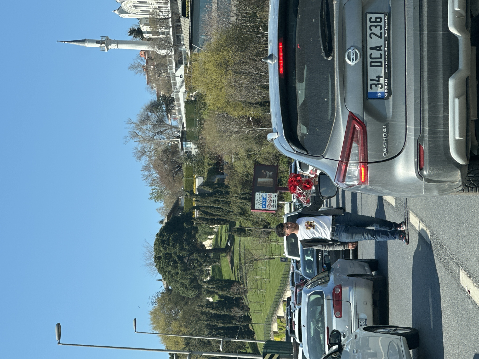 Flower vendor sells roses to drivers in Üsküdar traffic