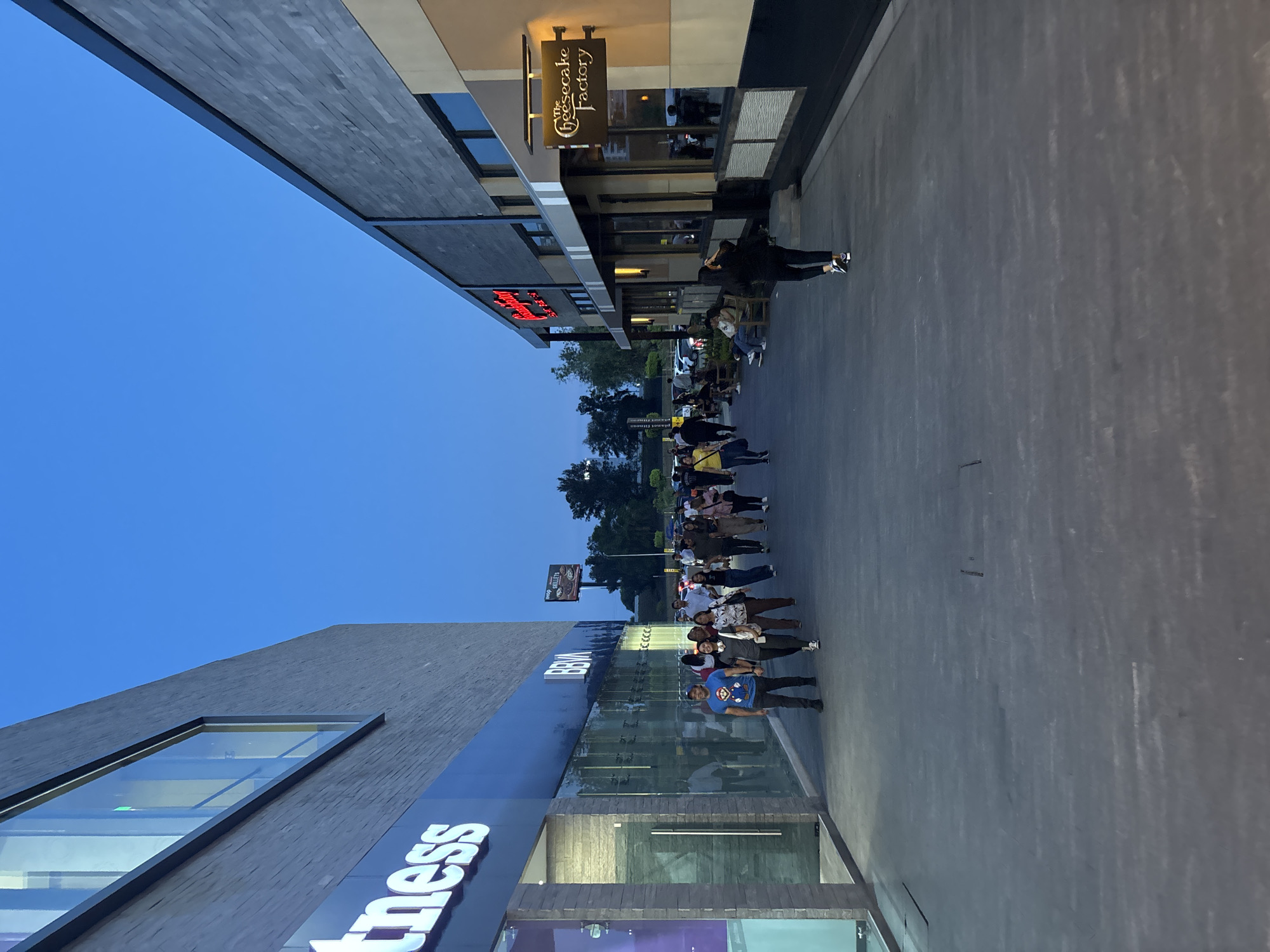 Late-night shopping activity documented at Puebla mall complex