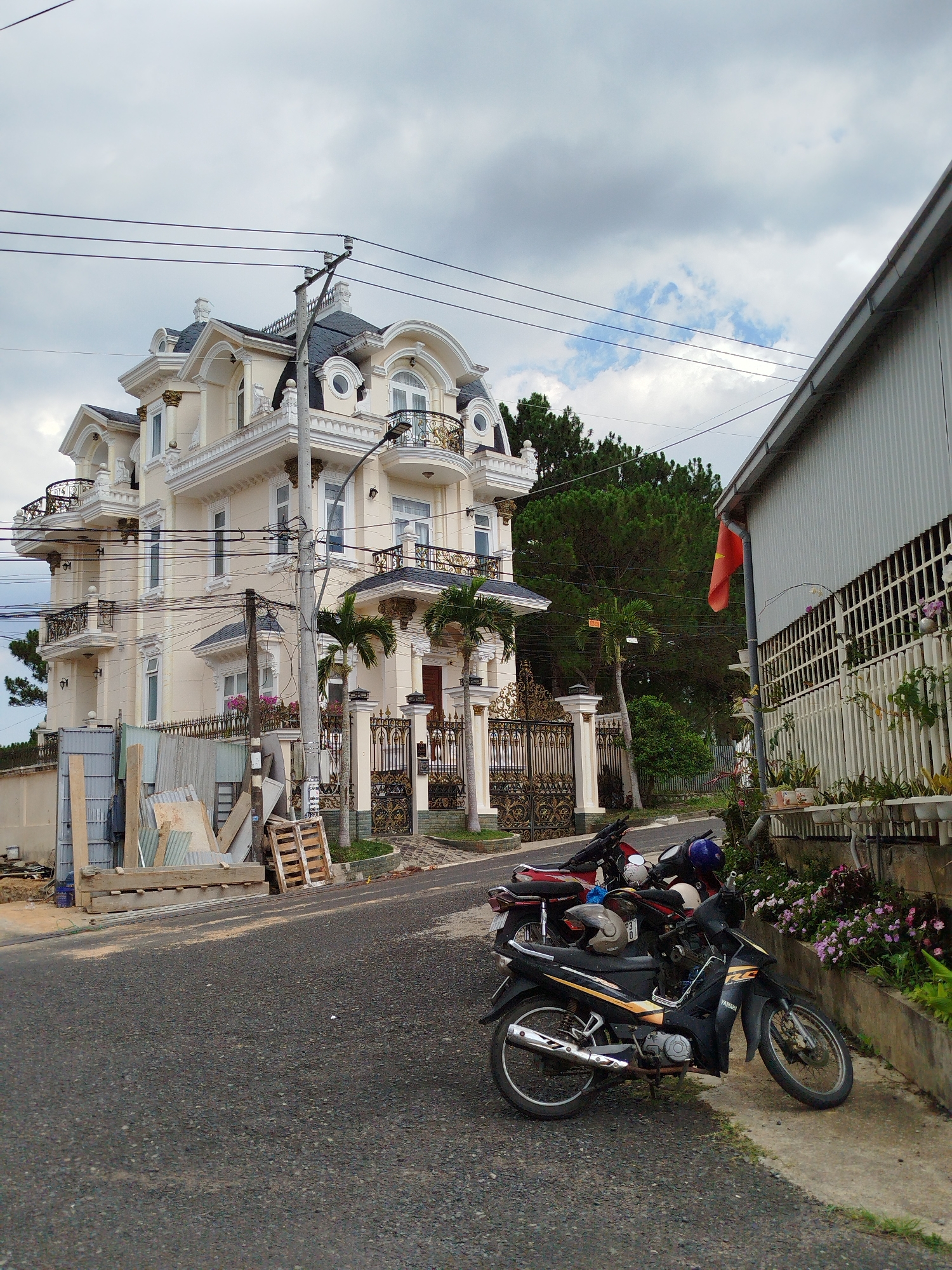 Morning architectural survey captures Da Lat residential diversity