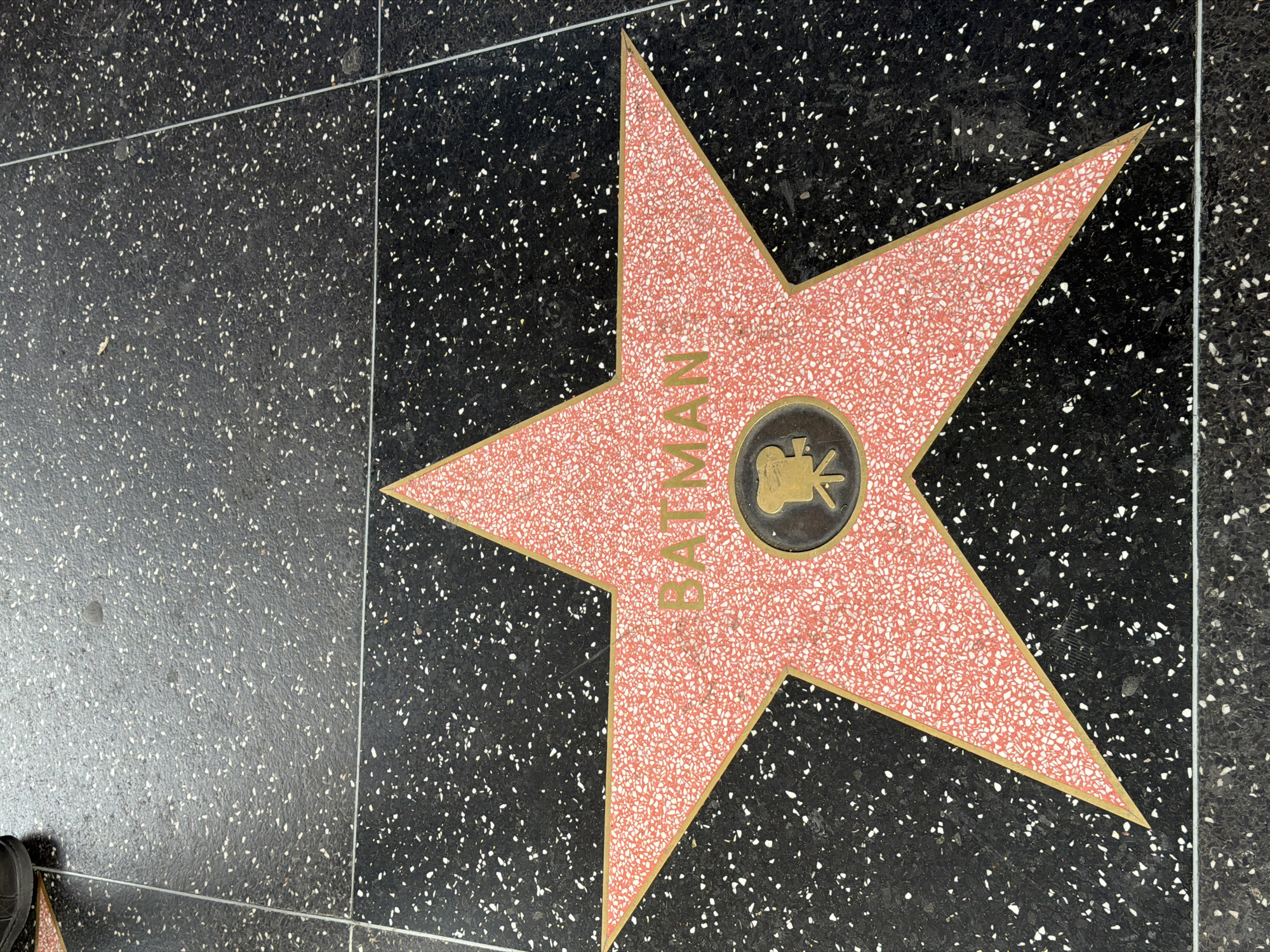 LA witnesses spot Batman star, Club América merchandise
