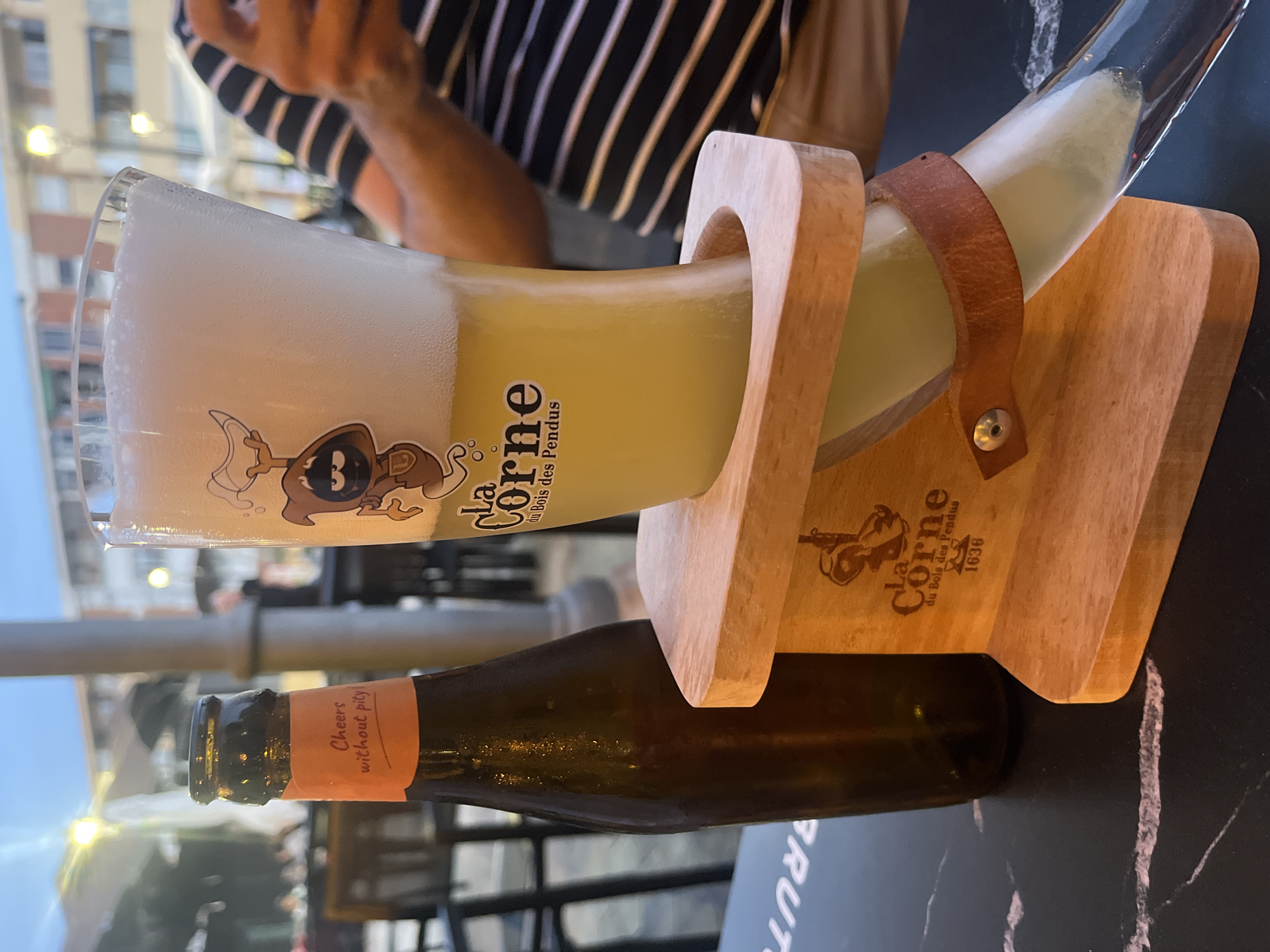 Specialty beer service documented at Spanish coastal resort