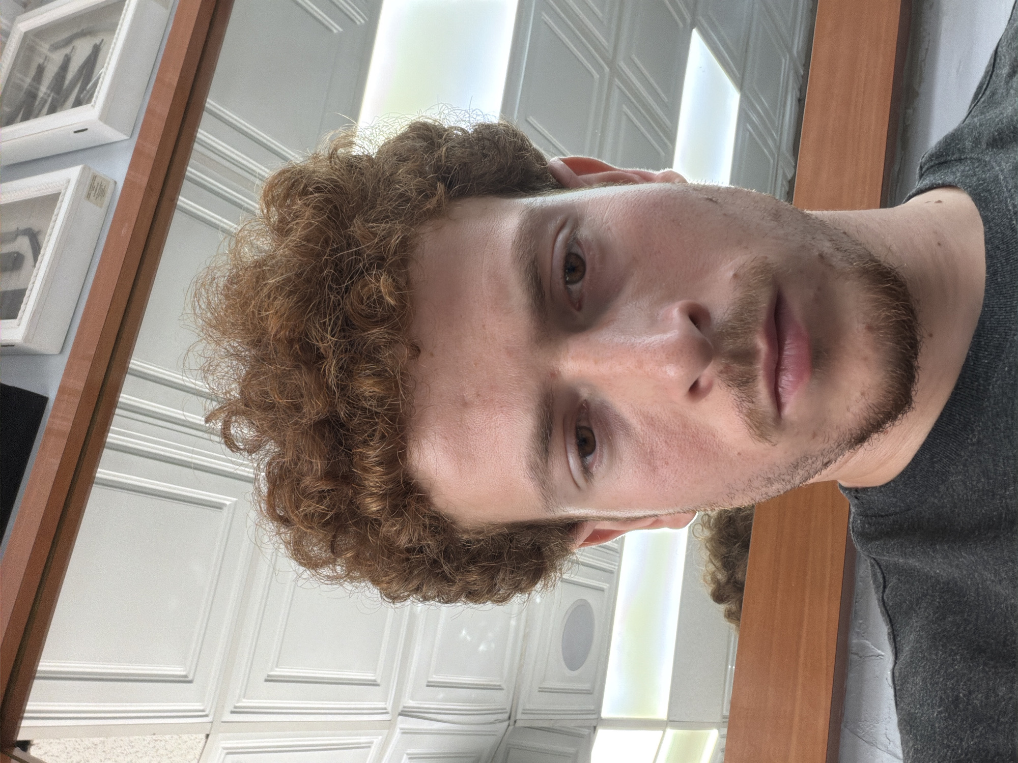 Man gets haircut, takes selfies at NYC barbershop