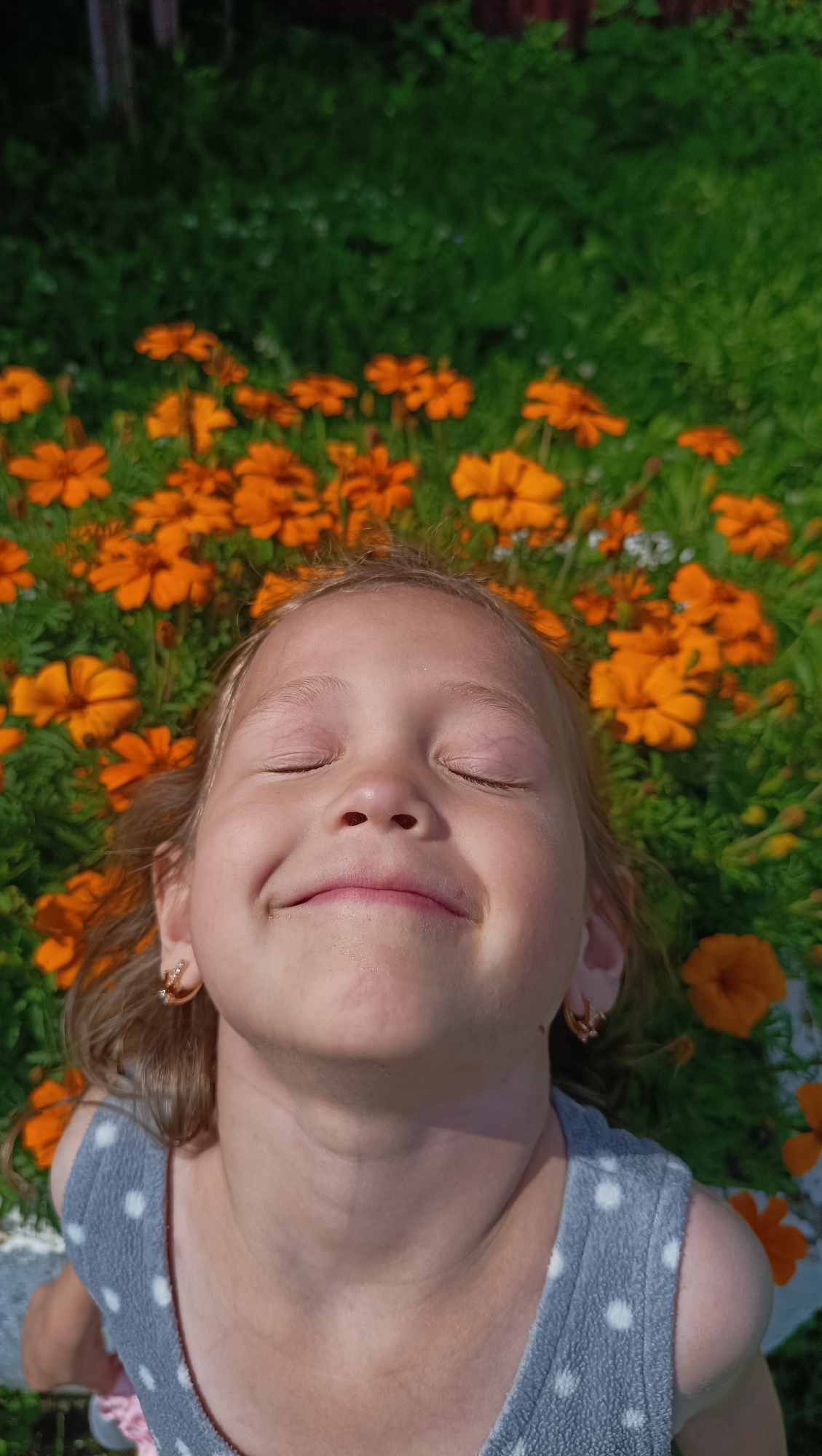 Kids, flowers, and backyard moments on a summer morning in Karsha
