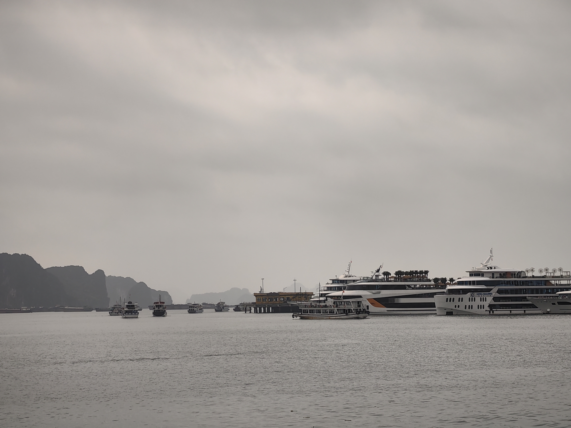 Morning scenes documented across Bai Chay Ward waterfront areas