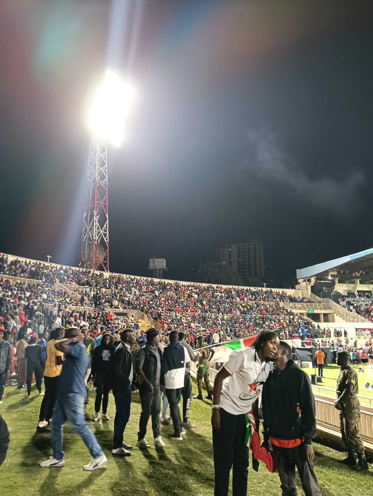 Nighttime track and field event draws crowds in Nairobi