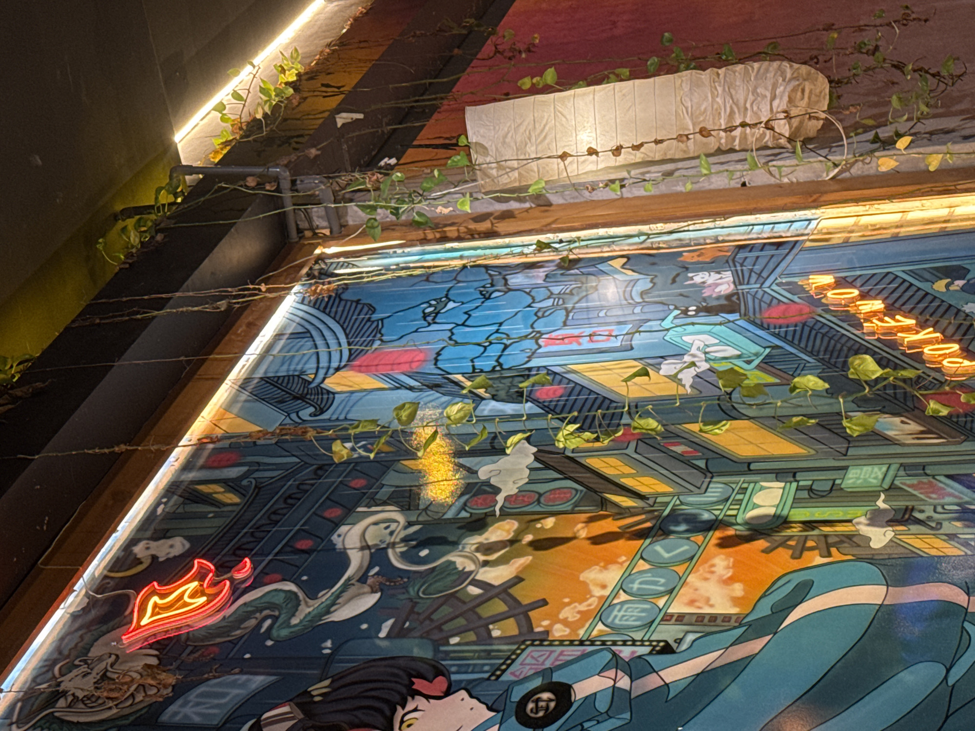 Casual scenes captured across Đà Nẵng: murals, police, tourists