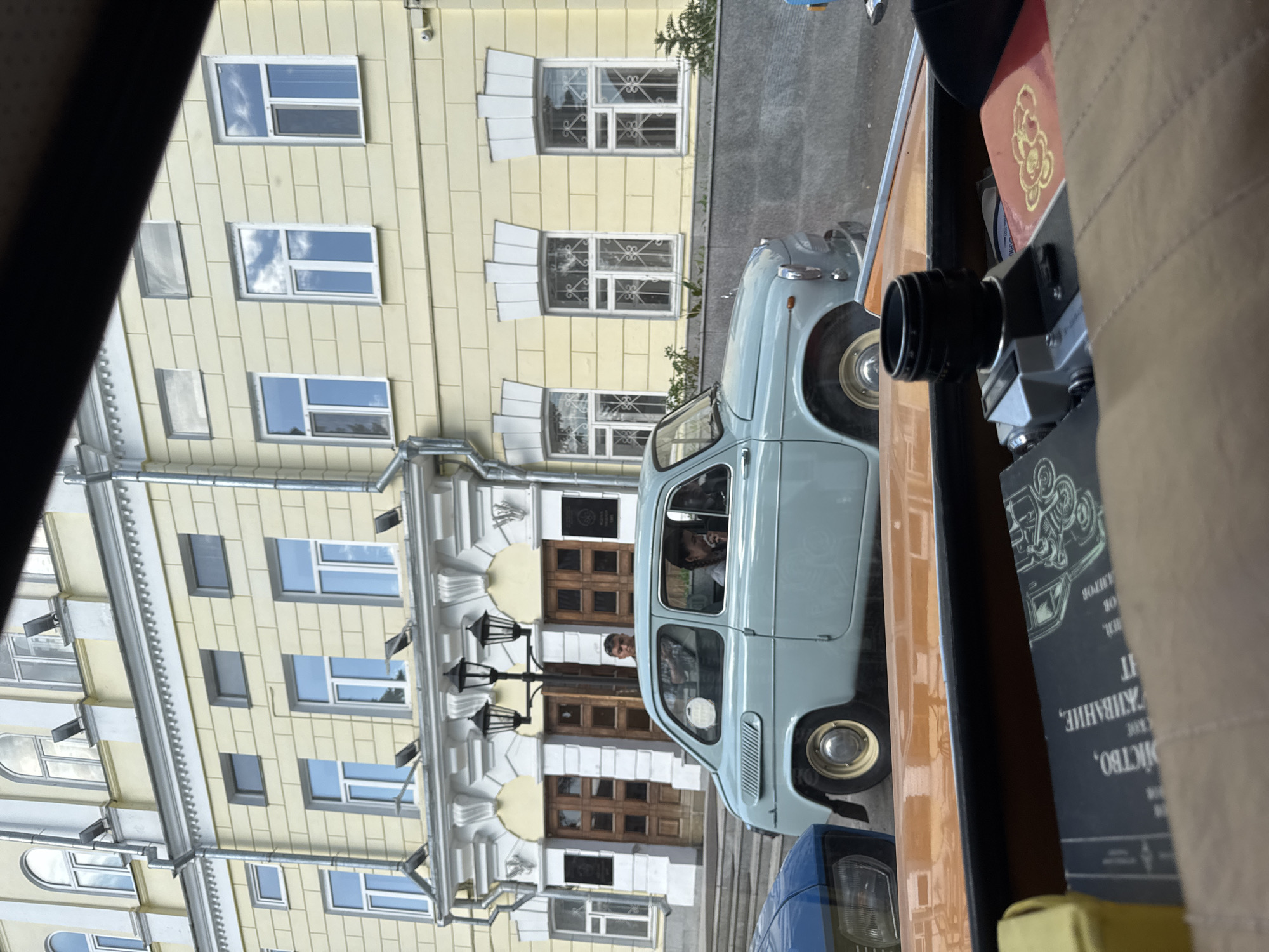 Vintage car gathering and flower photography session documented in Kazan