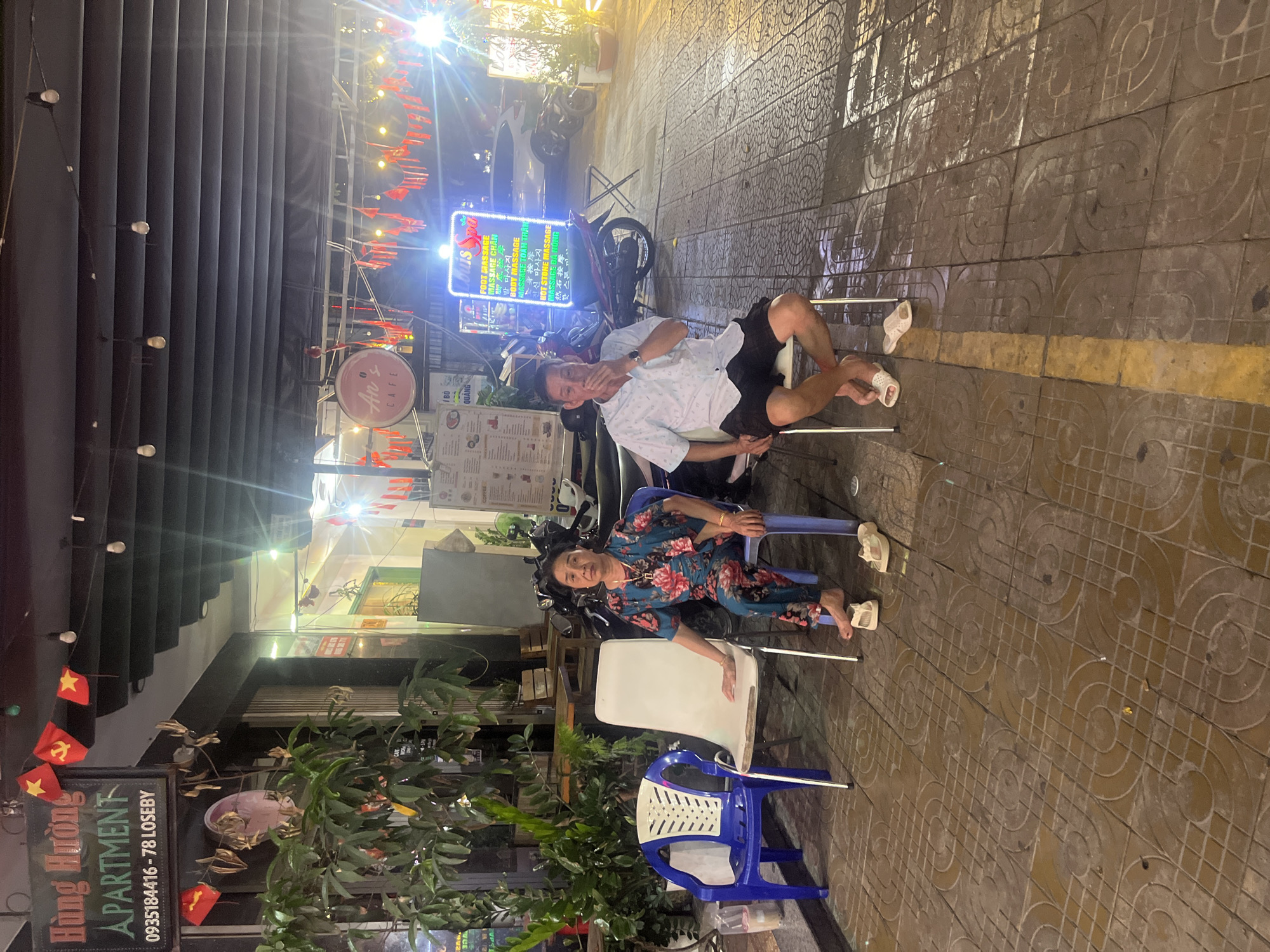 Evening street life documented across Đà Nẵng, Vietnam