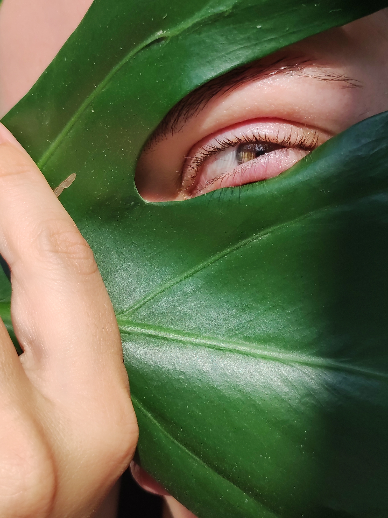 Artistic leaf portrait photography session documented in Chaikovsky, Russia