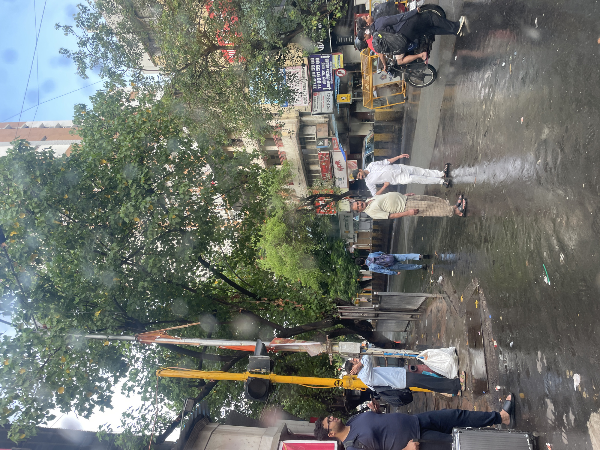 Dadar's wet streets buzz with monsoon-season market activity