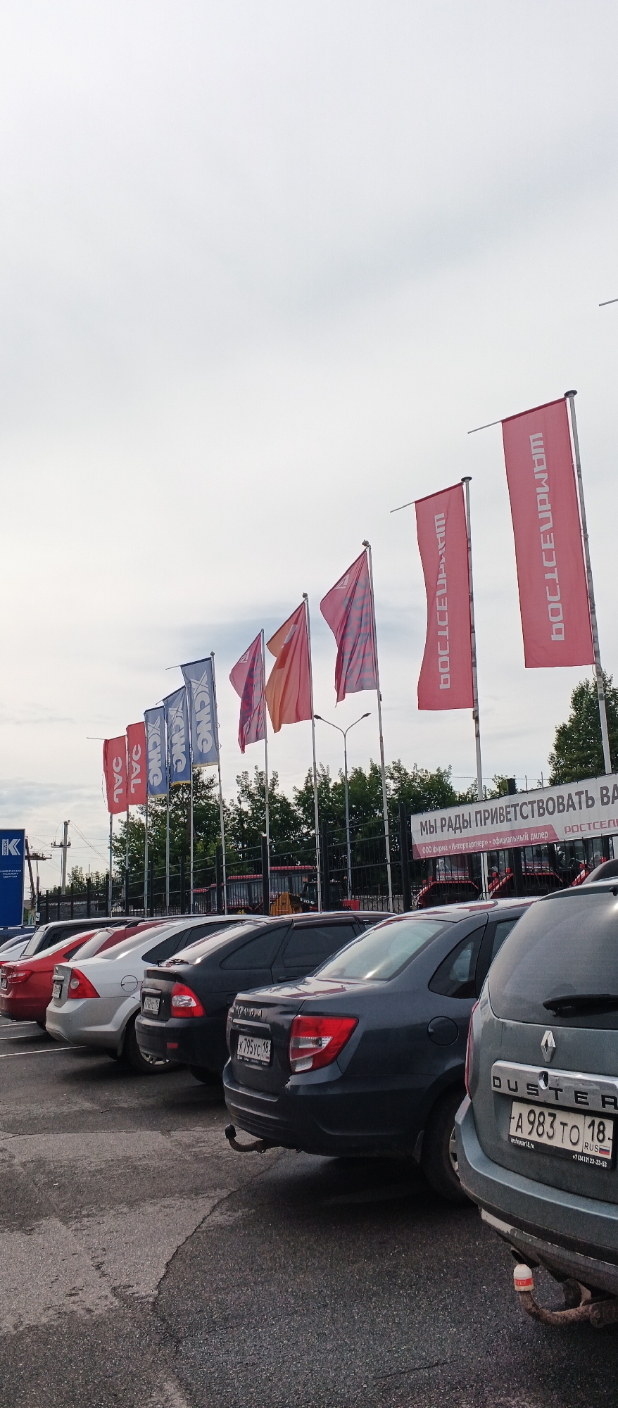 Everyday street-level activity around a commercial parking lot in Izhevsk