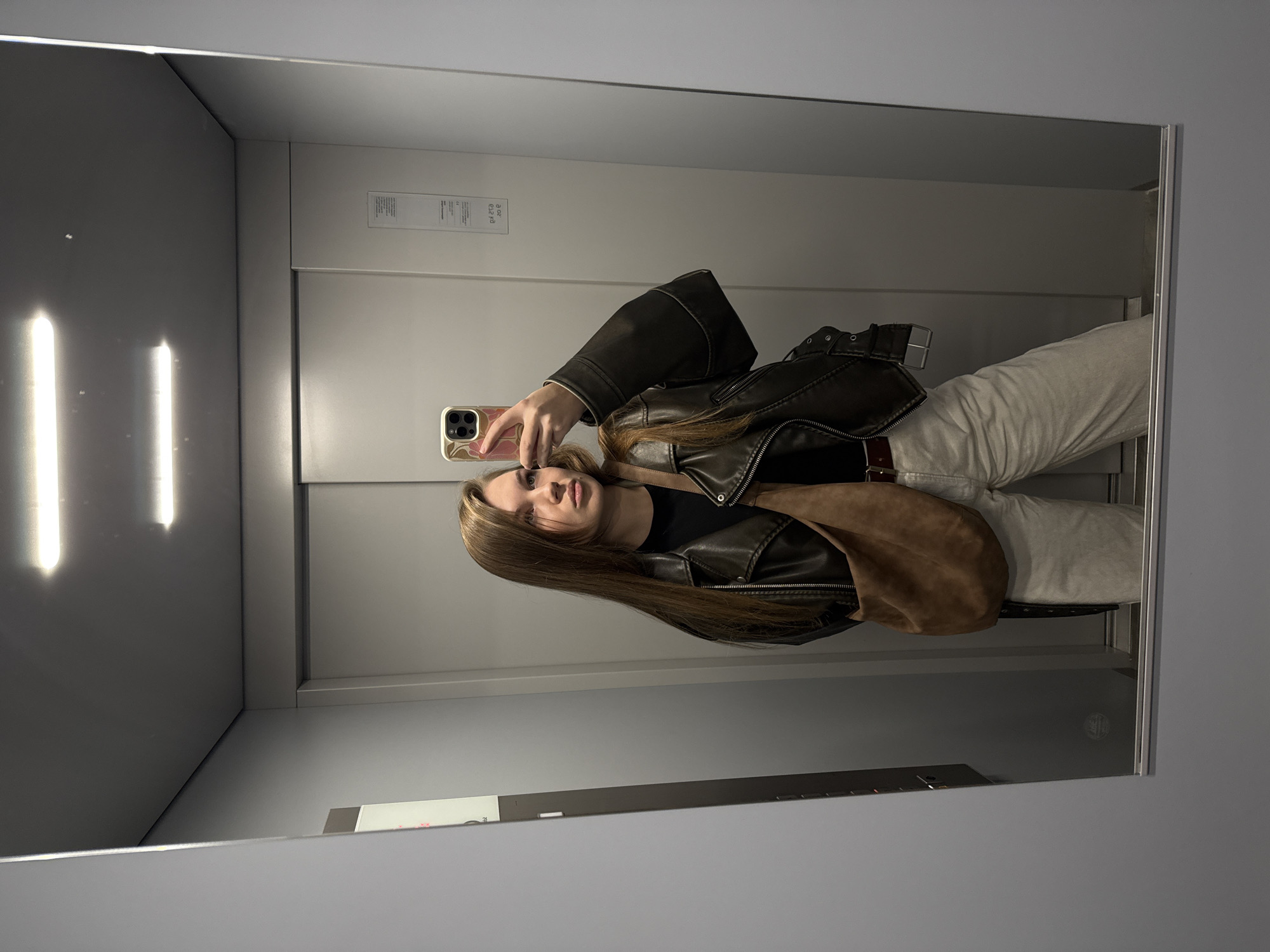 Woman Takes Elevator Selfie in Belgrade Suburb