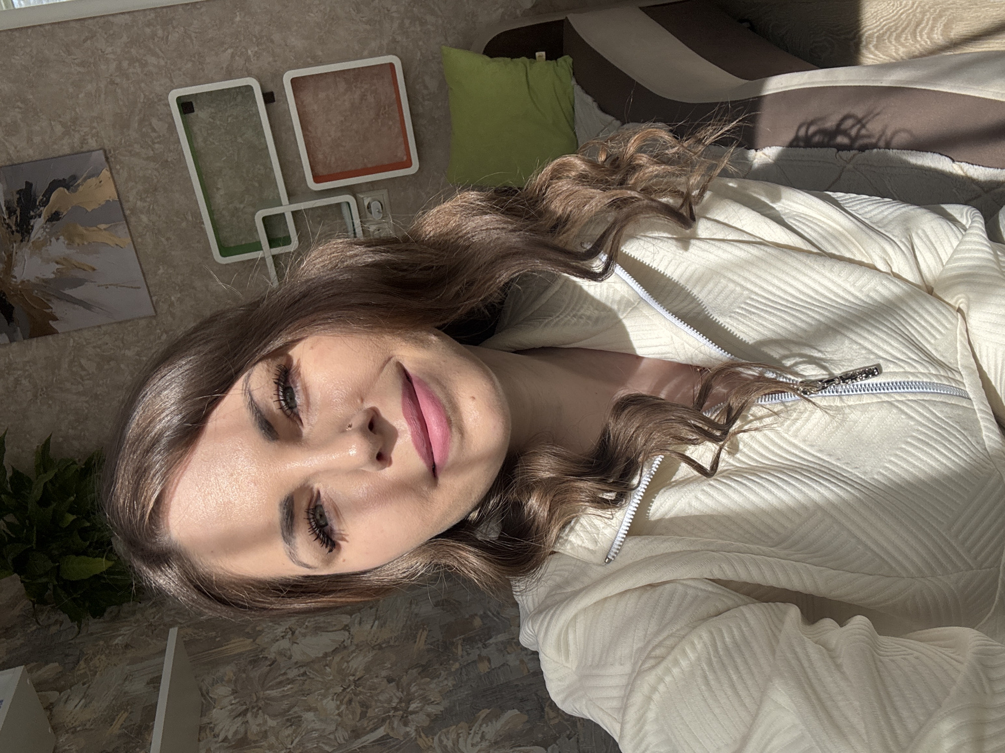 Woman captures morning selfies across indoor locations in Раздолье
