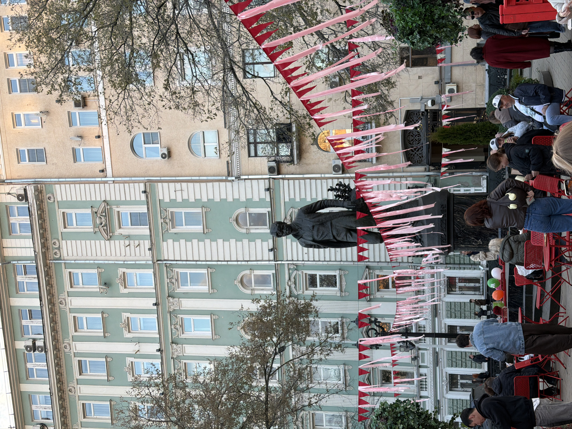 Moscow street life documented in 45-minute urban walk