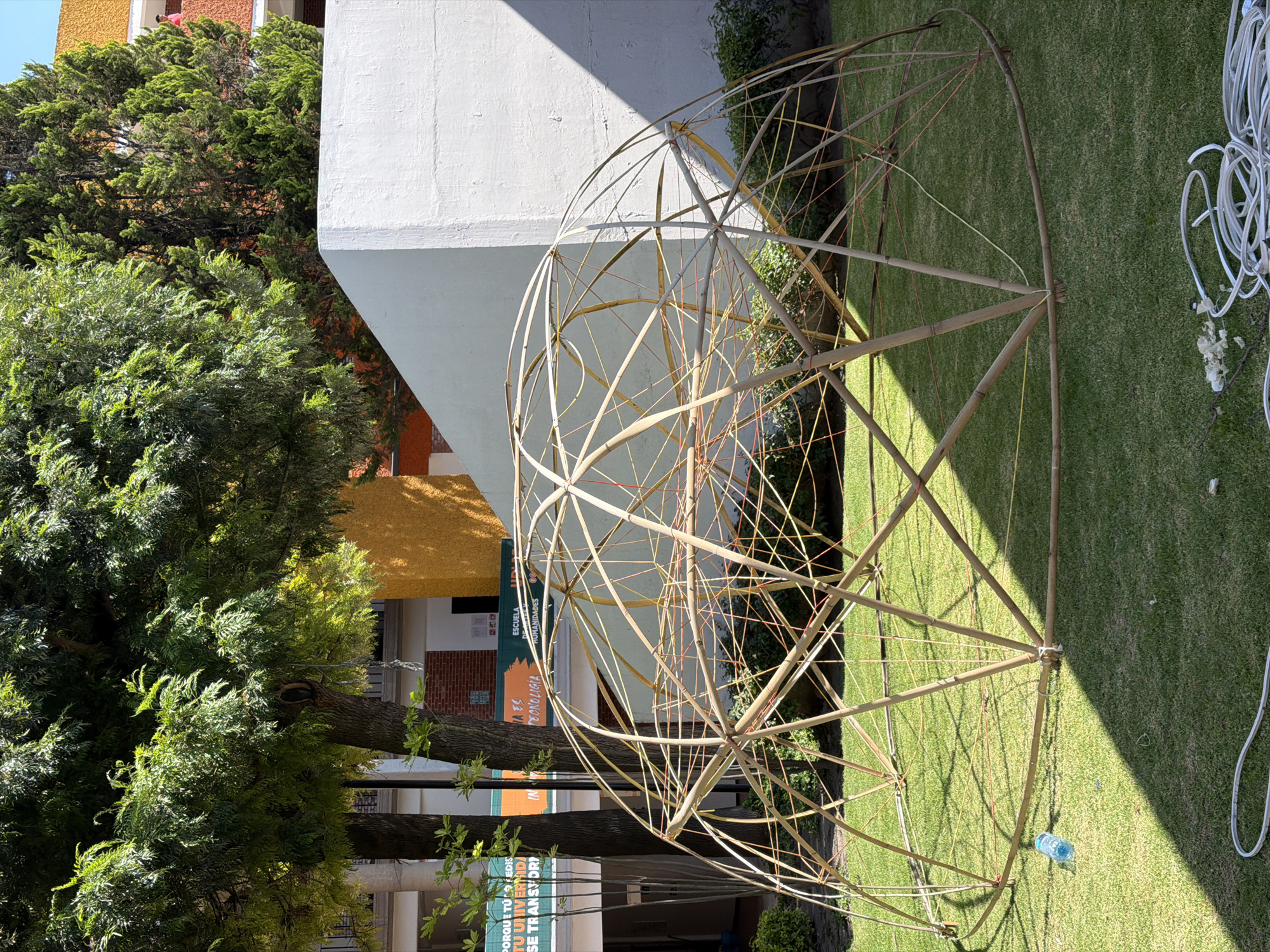 Group builds bamboo geodesic dome in San Andrés Cholula