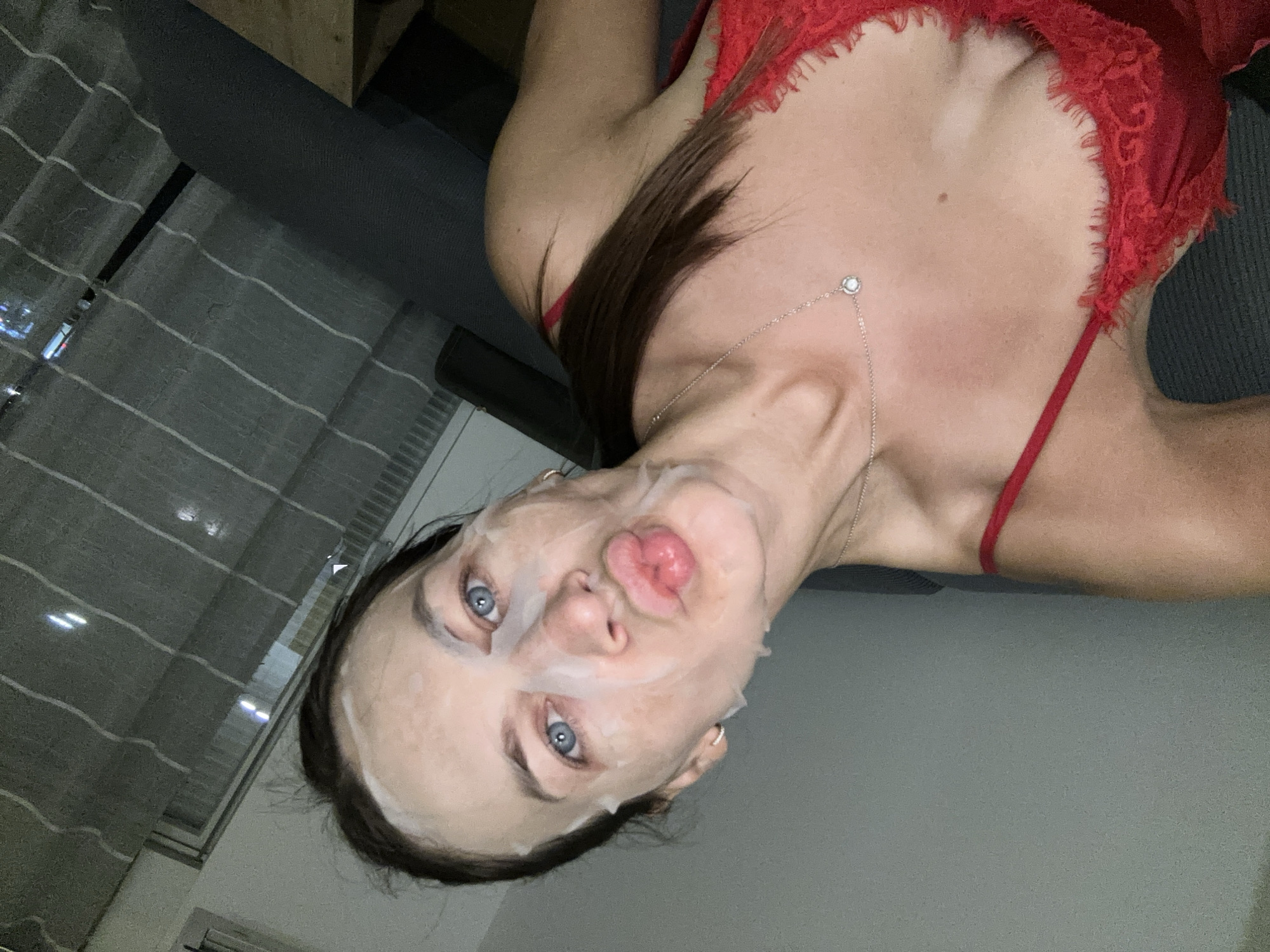 Casual home selfies during a skincare evening in Lapčići