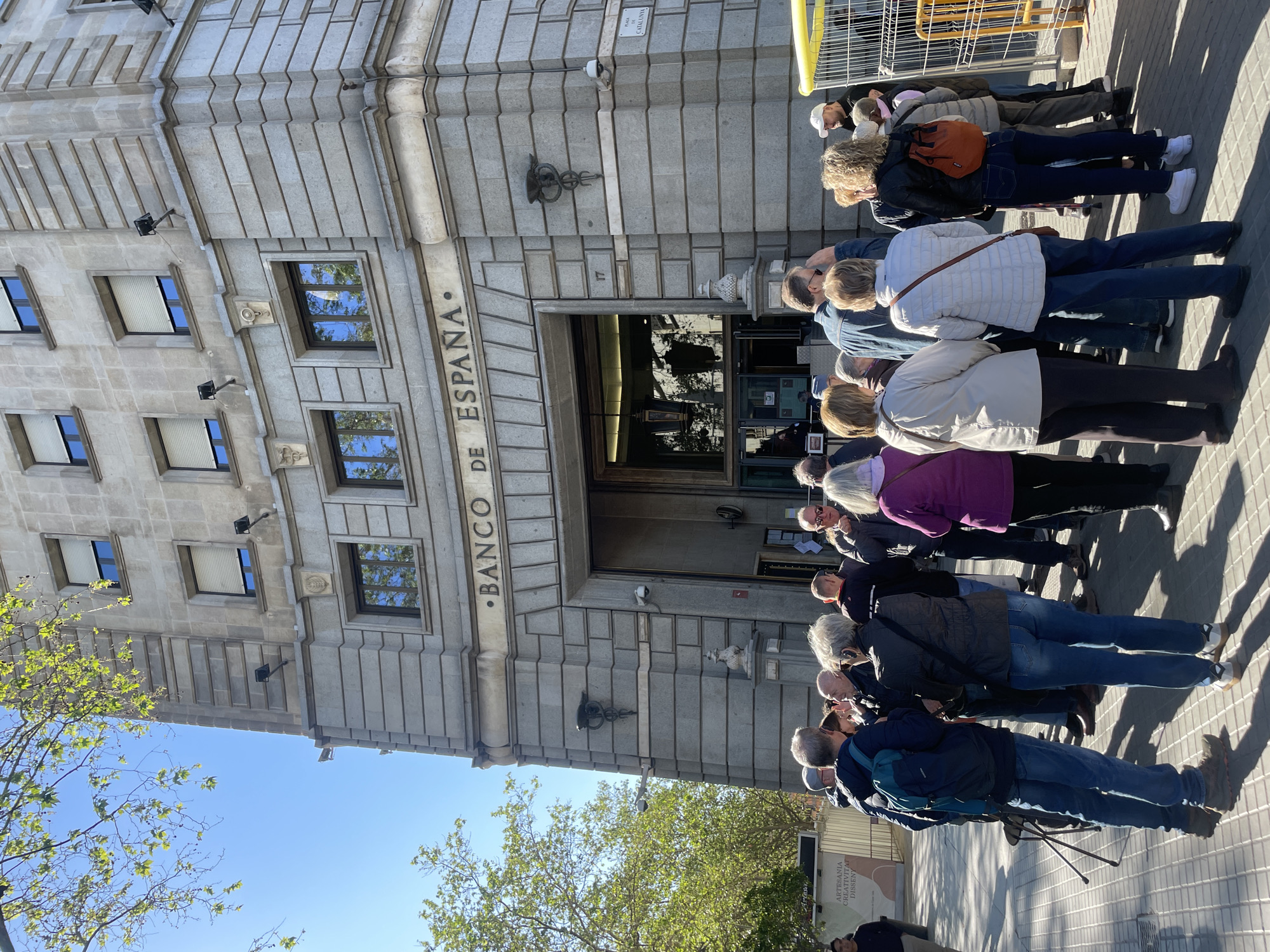 Barcelona residents queue at bank amid Sant Jordi preparations