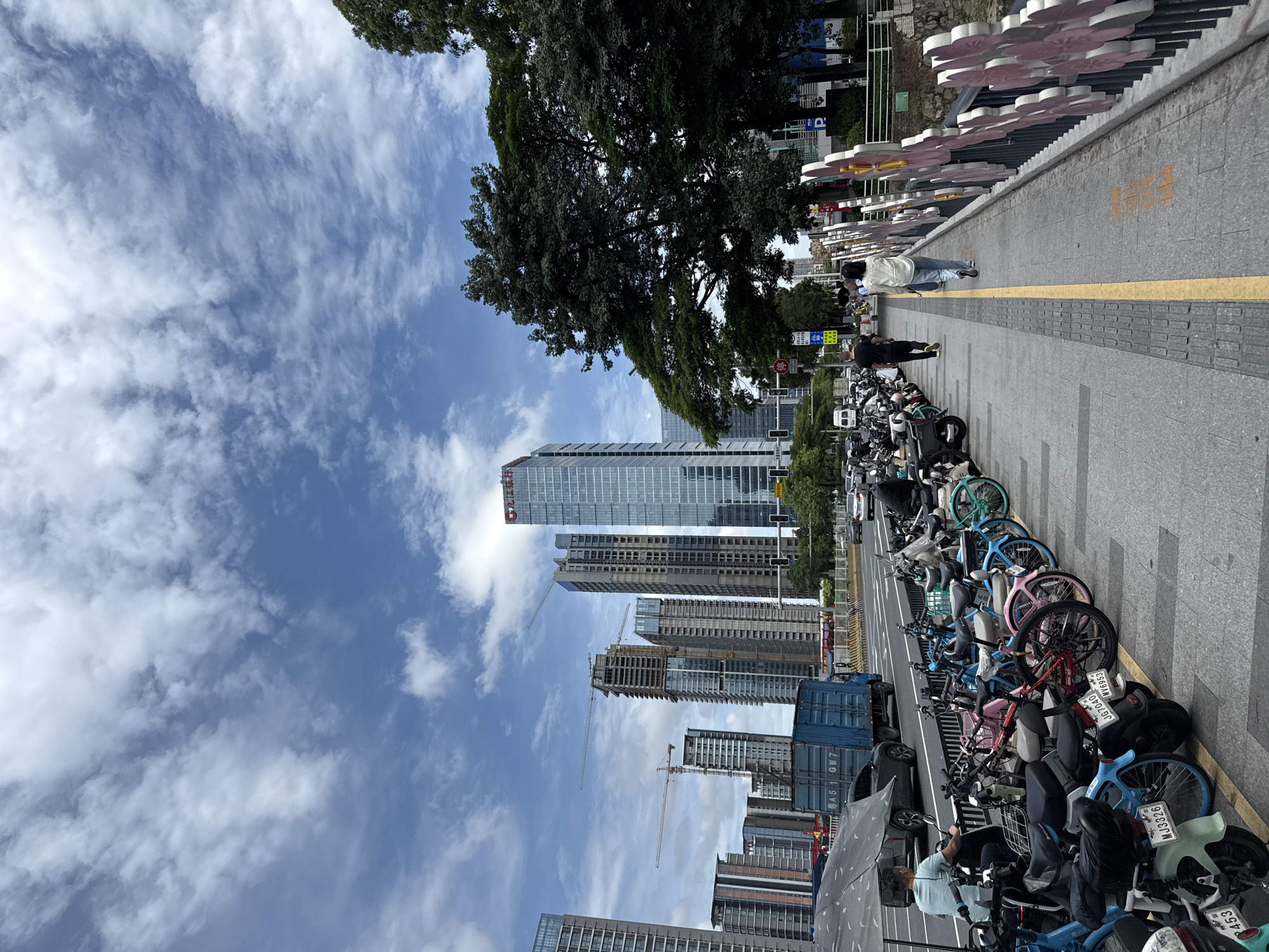 Early morning street life documented in Tianhe District