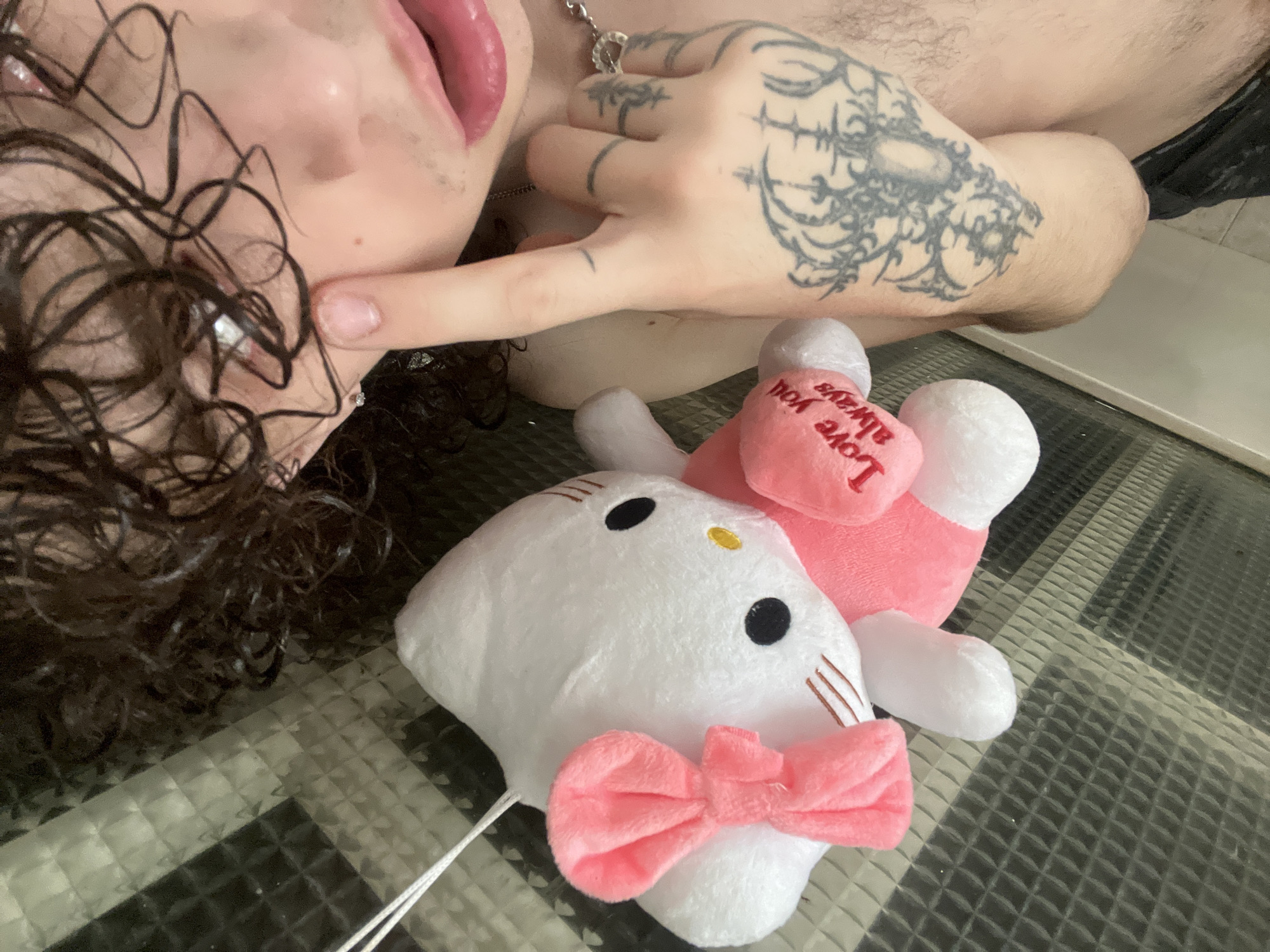 Person with Hello Kitty toy, paint-splattered clothes observed in Bahía Blanca