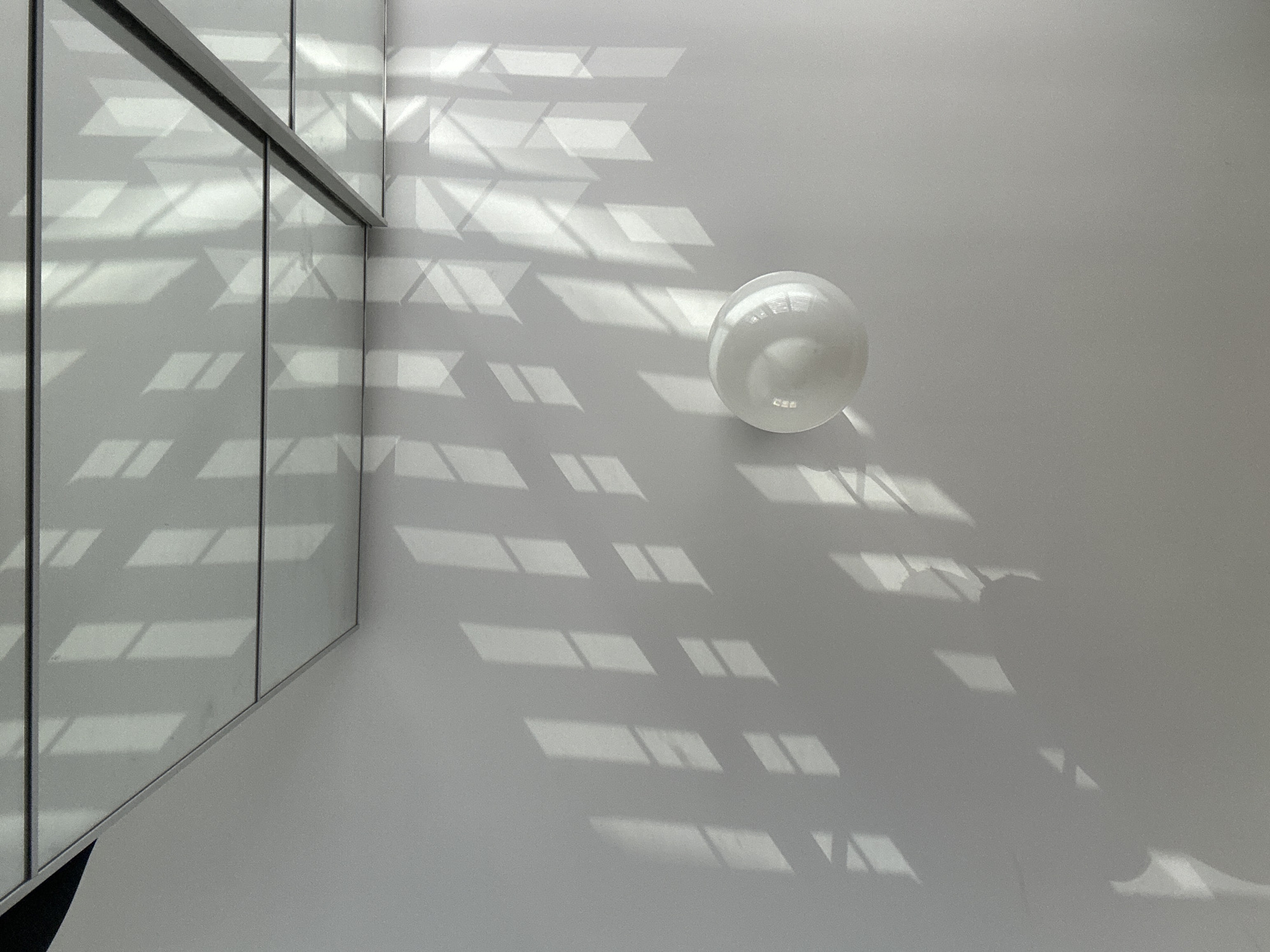 White sphere observed on geometric patterned surface in Tunbridge Wells