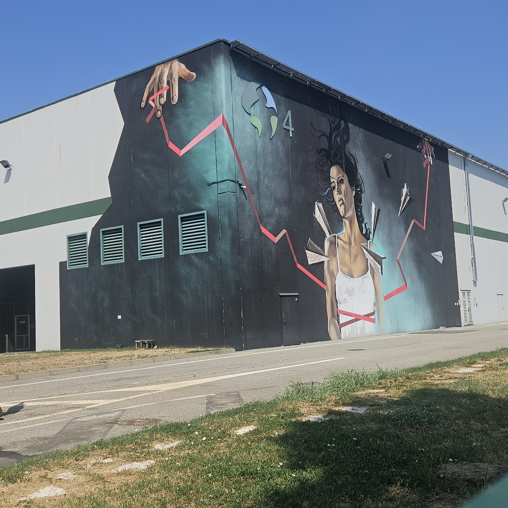 Street murals, a burger truck, and a salvage yard in Somaglia
