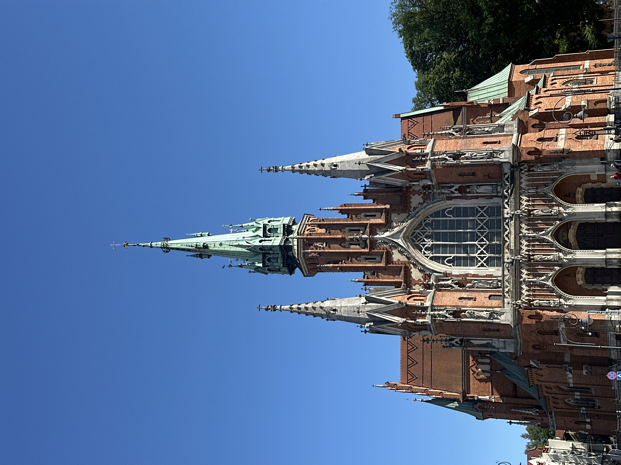 Afternoon church tour and pigeon feeding in Krakow's historic center