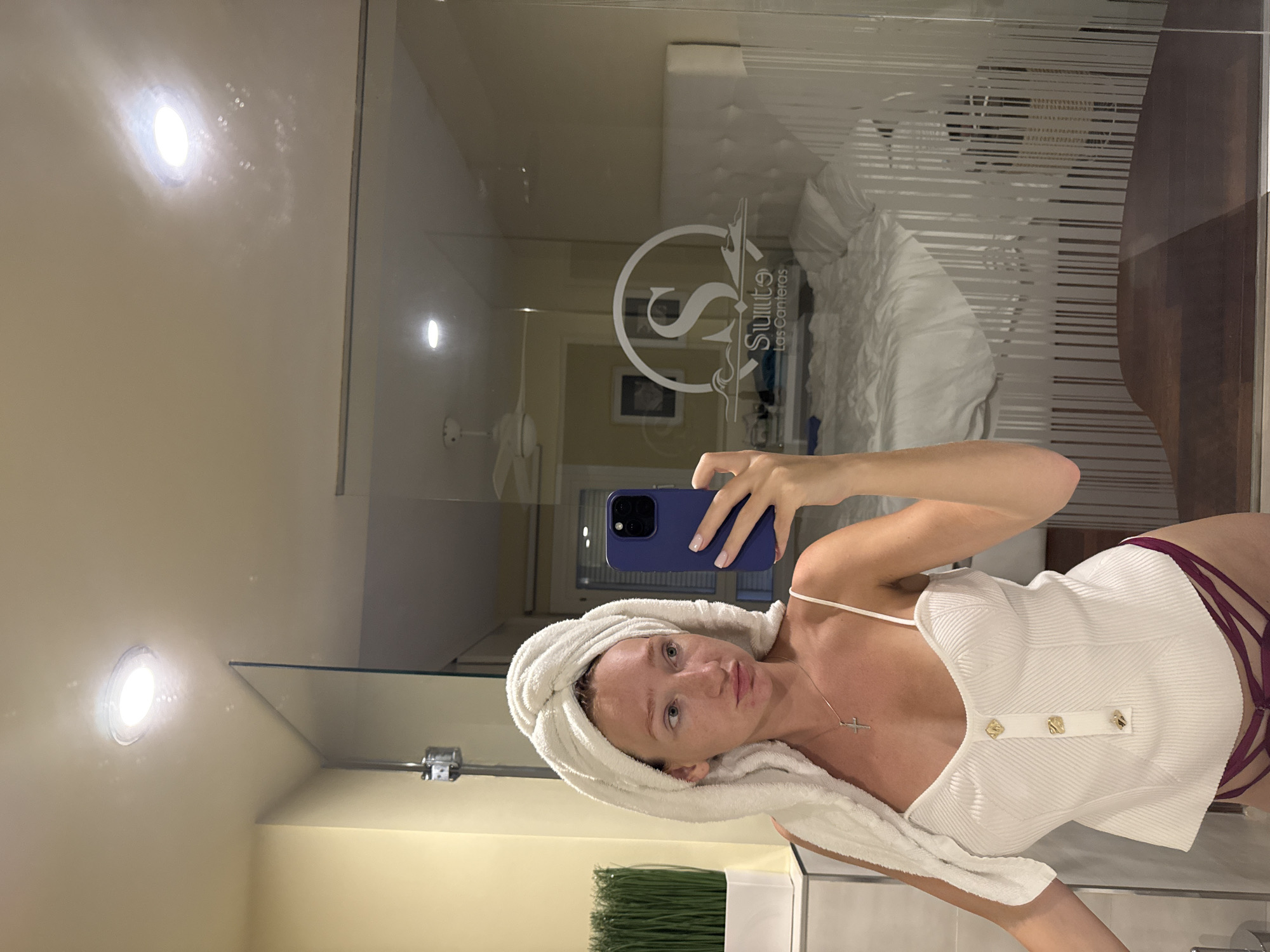 Hotel guest takes bathroom selfie in Las Palmas