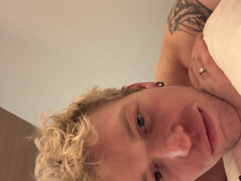 Snowboarder recovers indoors after equipment damage in Kutchan