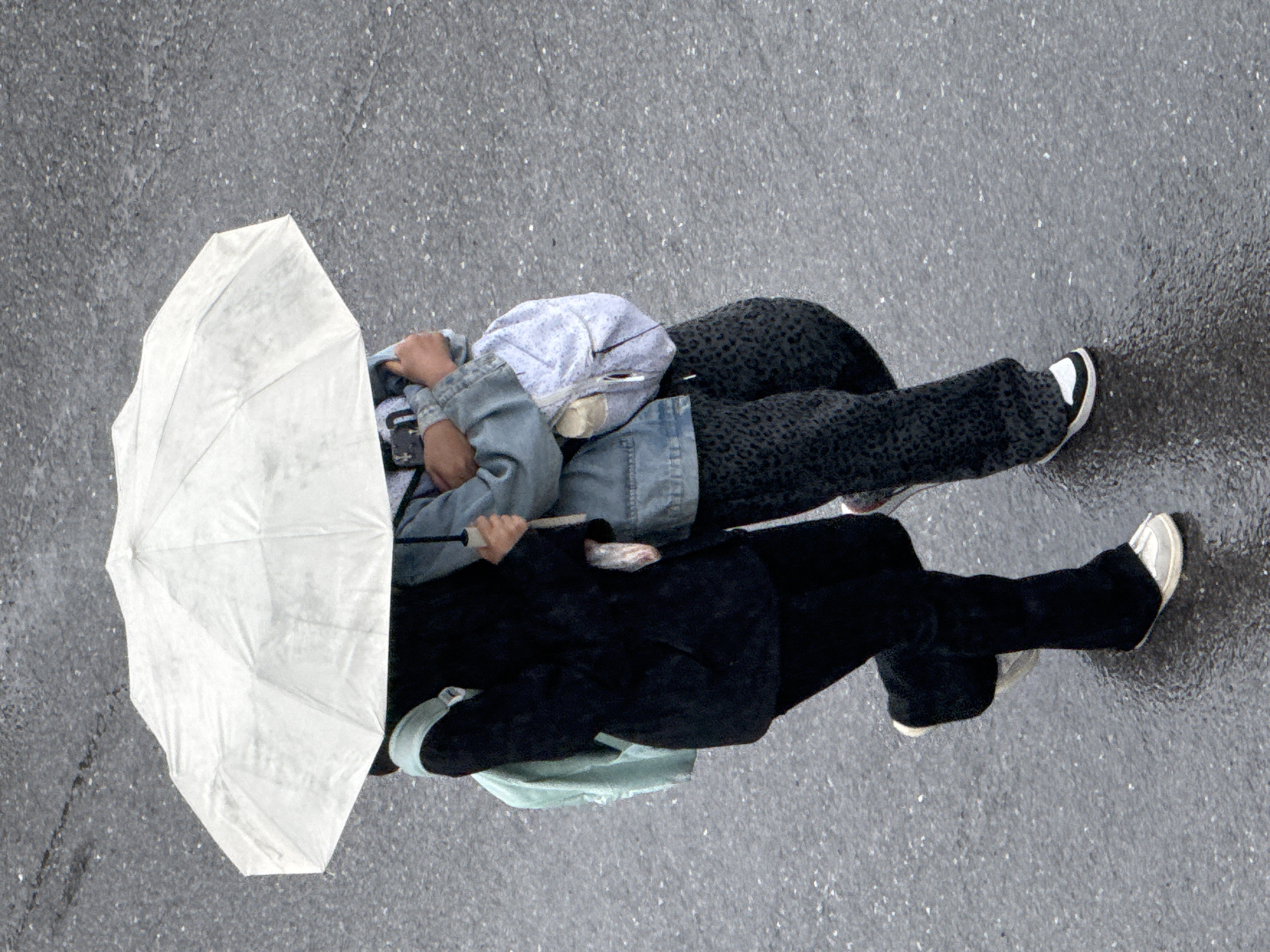 Rainy day scenes captured across Zhongtun, China streets